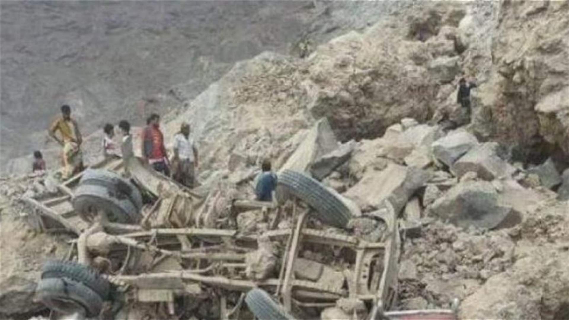 مقتل شخص وإصابة ثلاثة آخرين في انهيار صخري غربي عدن