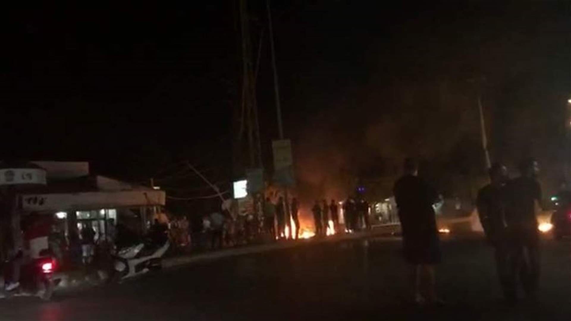 قطع الطرقات المؤدية الى جبل محسن من قبل اهالي الغريق جهاد المصري