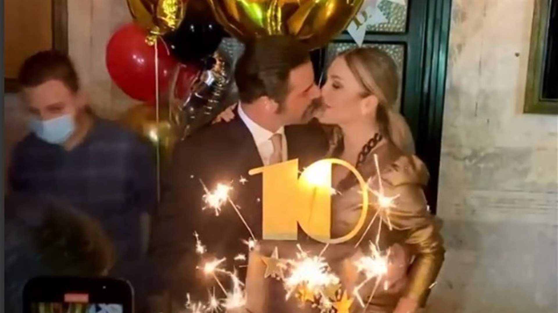 نيكول سابا ويوسف الخال يحتفلان بعشر سنوات زواج برومانسيّة (فيديو)