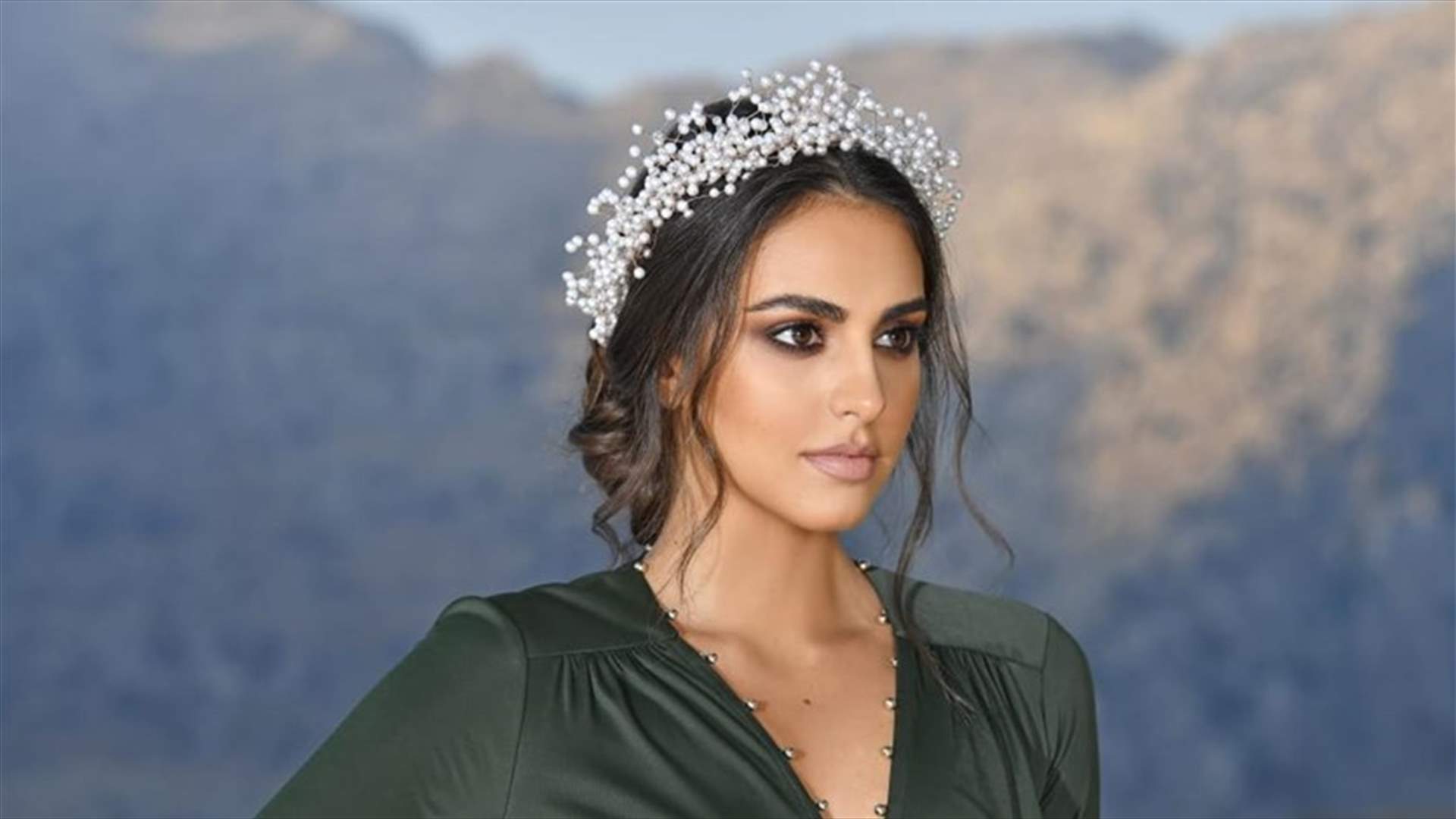 زوج فاليري ابو شقرا يخفي وجهيّ طفلتيه التوأم (صورة)