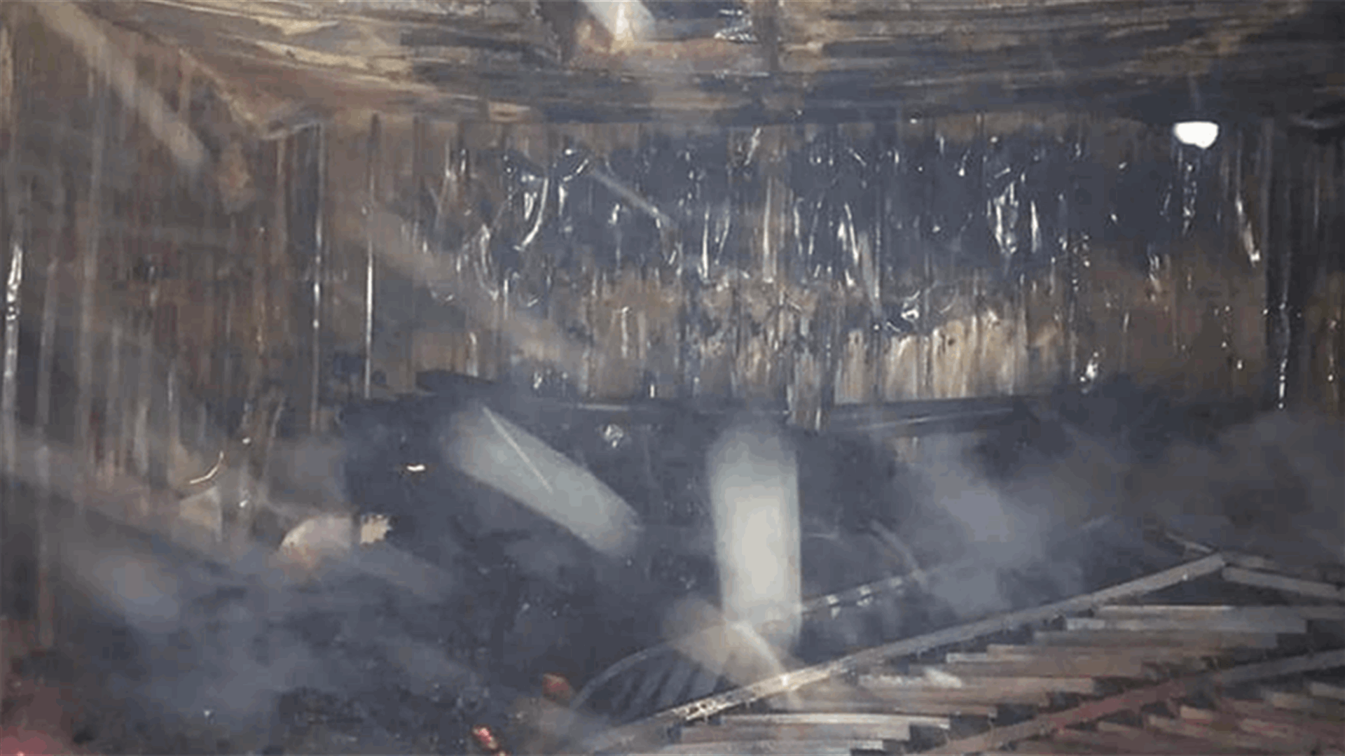 إخماد حريق داخل معمل في المحمرة