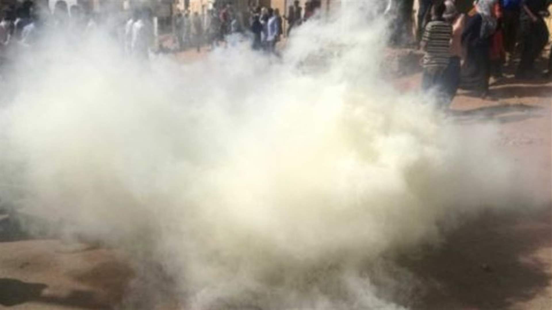 إطلاق غازات مسيلة للدموع في مواجهة آلاف المتظاهرين السودانيين