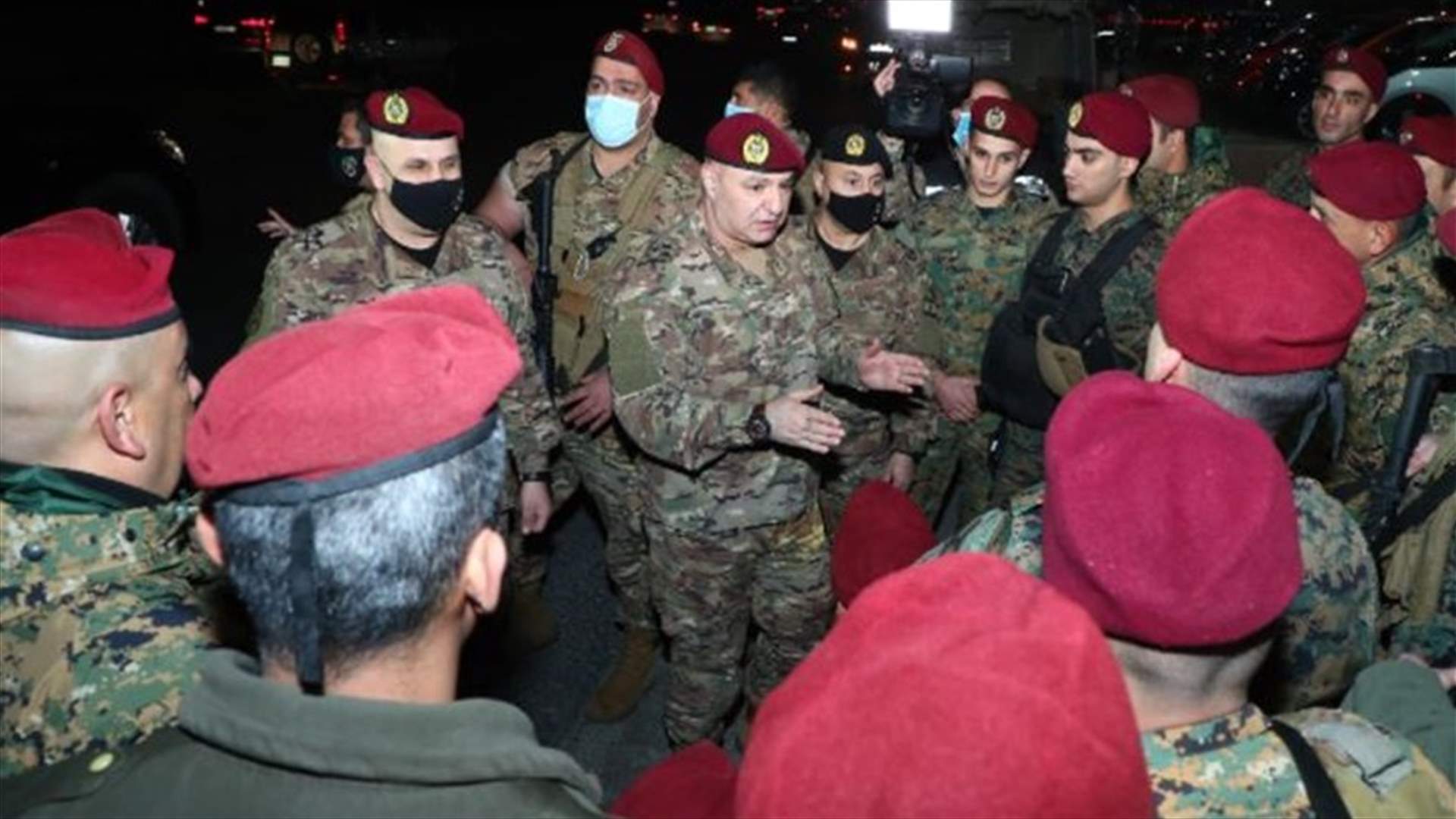 قائد الجيش جال على بعض الوحدات المنتشرة على الأرض