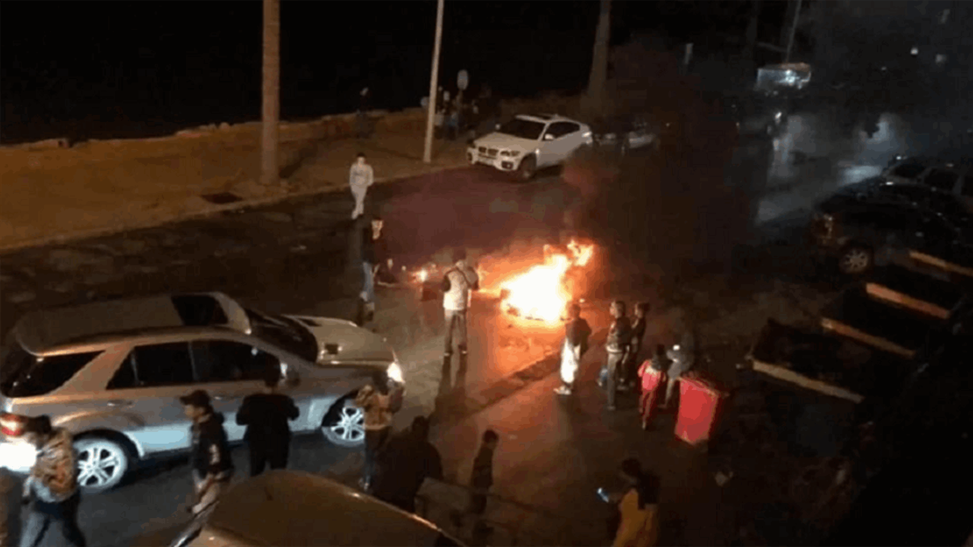 قطع طريق الكورنيش البحري في صور احتجاجا على تردي الأوضاع المعيشية