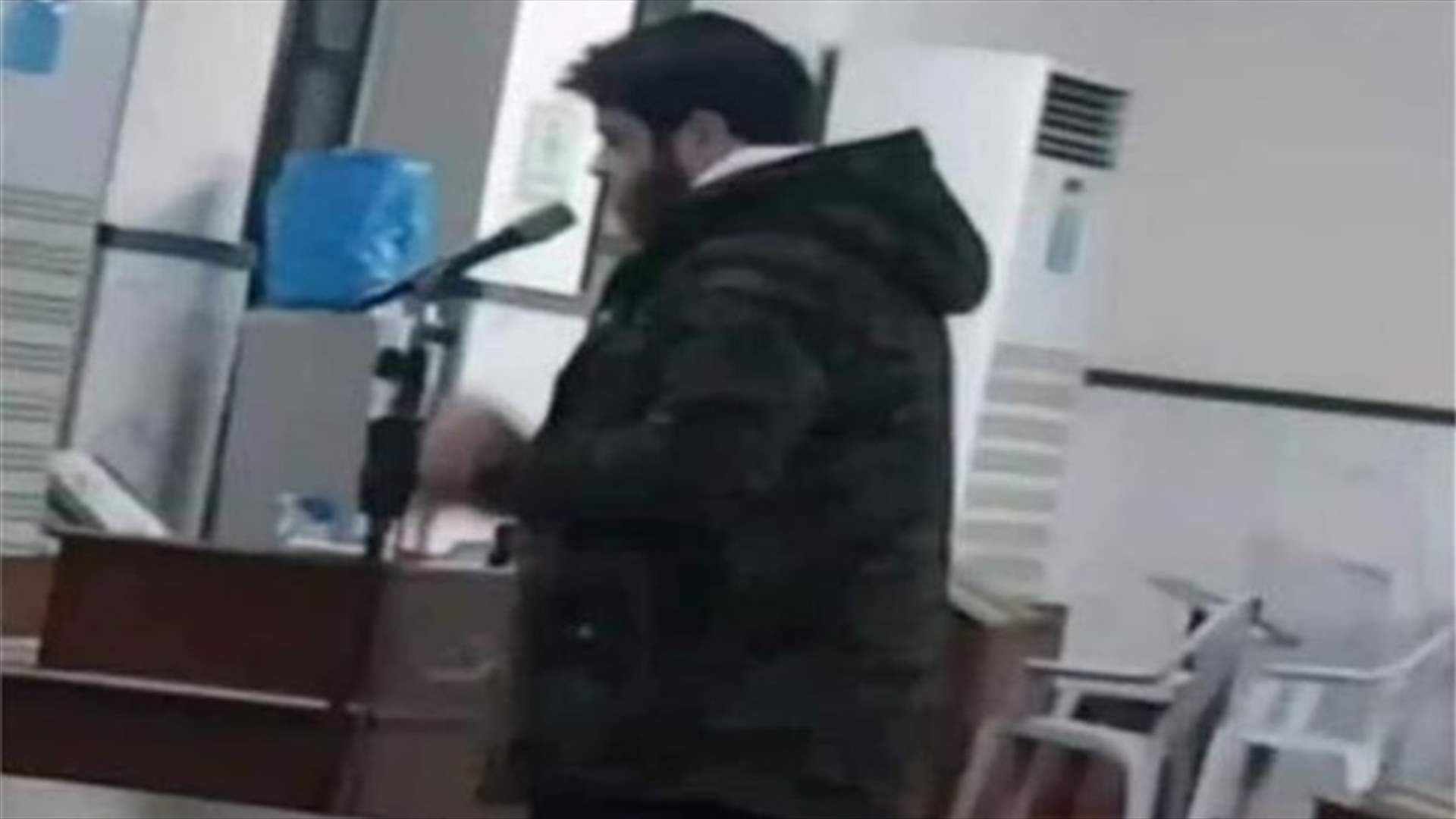أدهم نابلسي في المسجد بعد الاعتزال... &quot;إمام صلاة العشاء&quot; (فيديو)