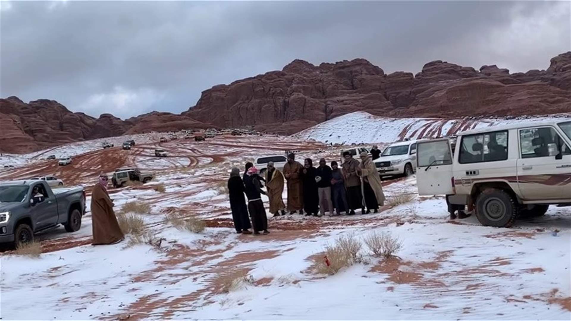 سعوديون يؤدون رقصة "الدحة" احتفالاً بتساقط الثلوج (فيديو)