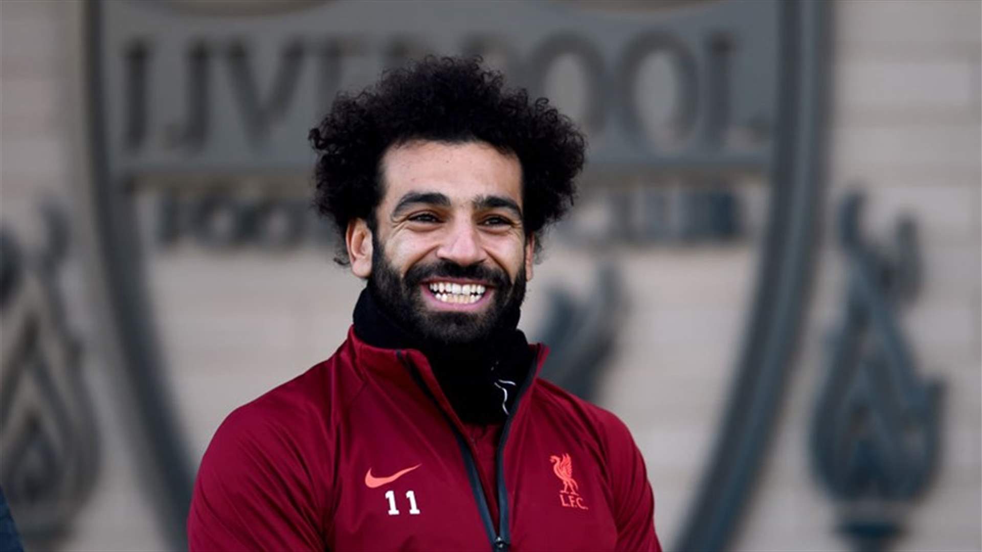 محمد صلاح يستعرض قصة شعره الجديدة أثناء توجهه إلى مصر (صورة)