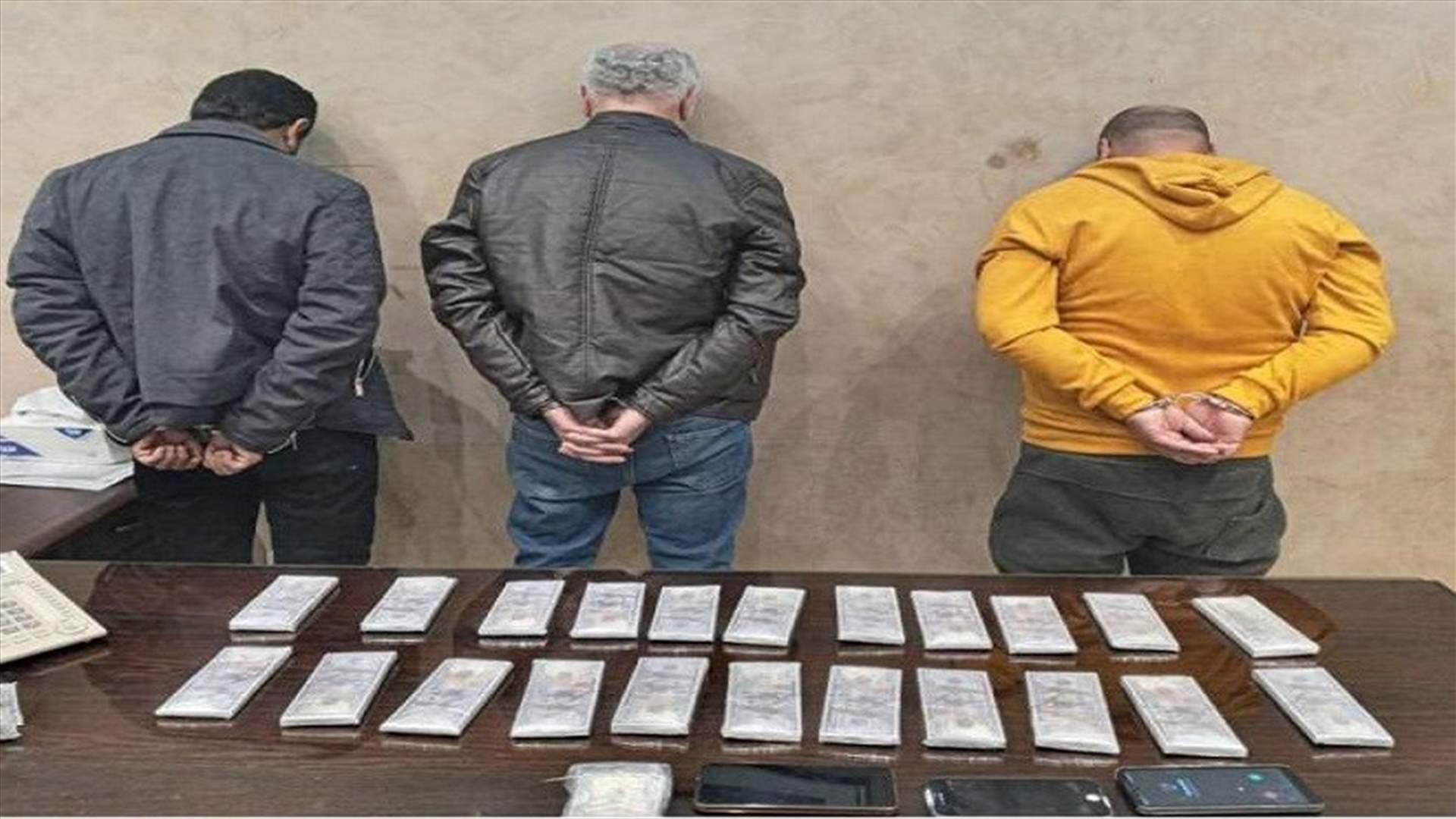 بالجرم المشهود... توقيف عصابة تقوم بترويج عملة مزيفة!