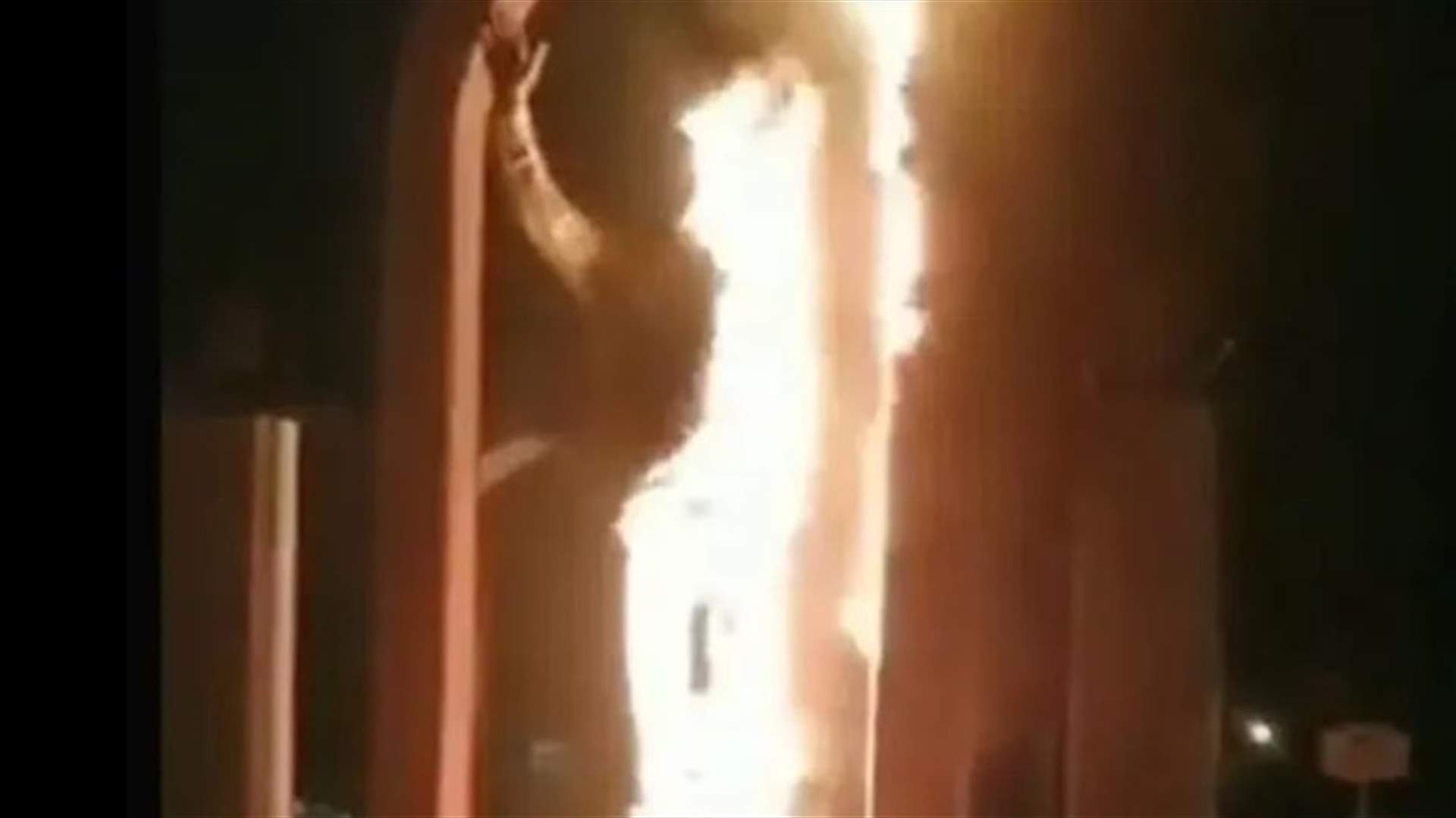 &quot;مجهولون&quot; يضرمون النار في تمثال لسليماني بجنوب غرب إيران
