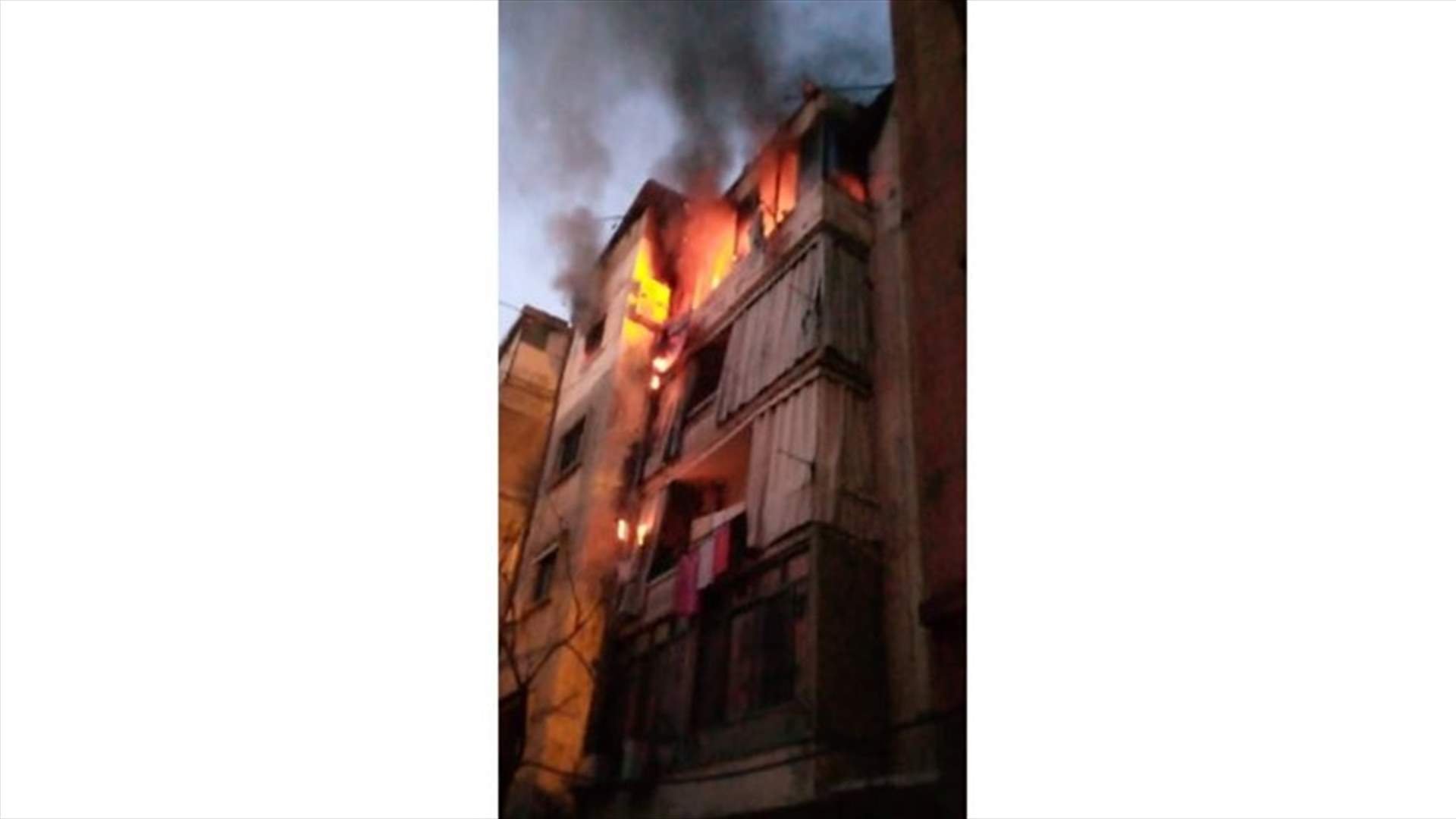 فوج إطفاء بيروت يعمل على إخماد حريق في منطقة طريق الجديدة