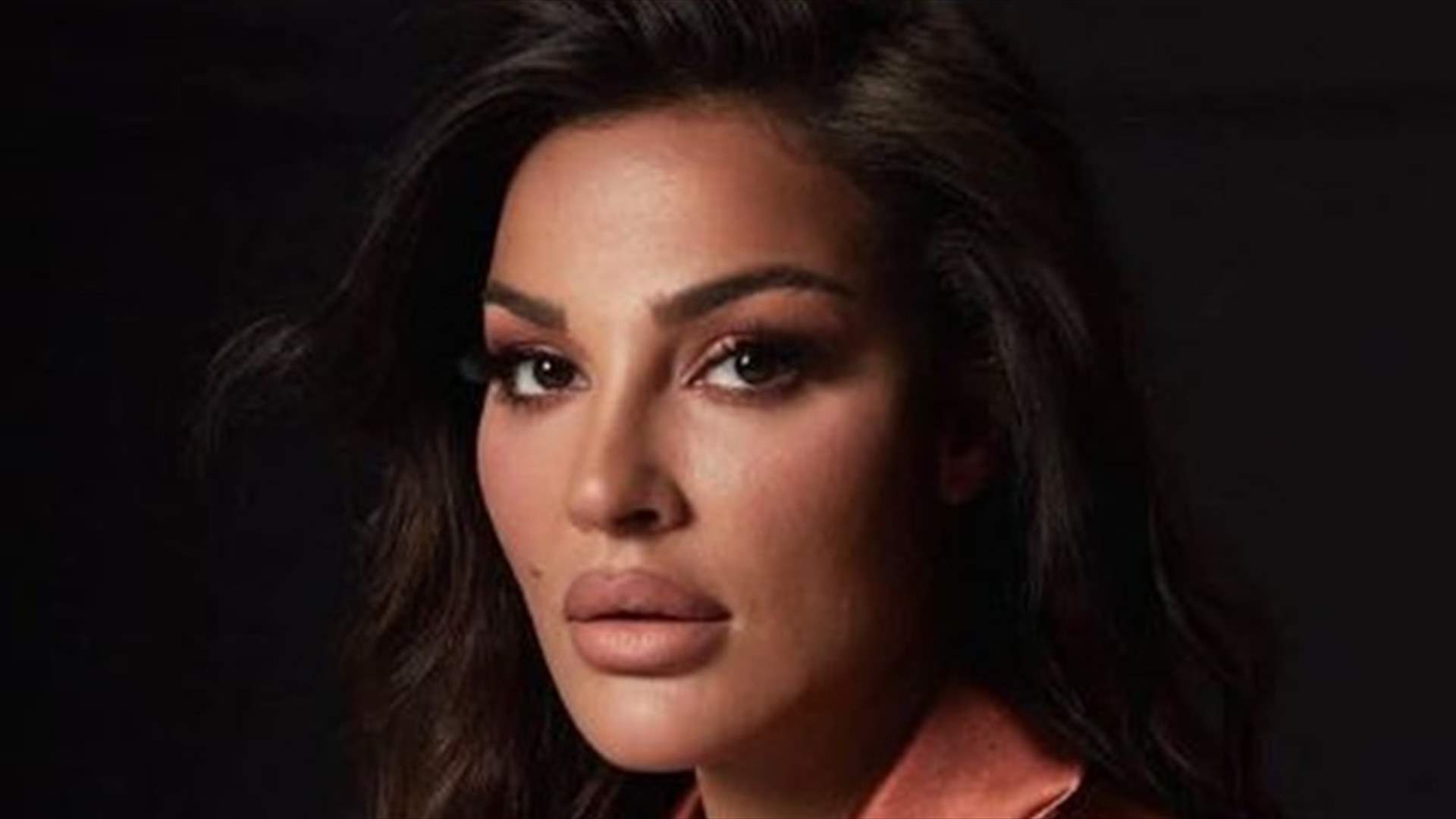 نادين نسيب نجيم بصورةٍ عفويّة بعيداً عن جلسات التصوير: المجاملات الزائفة خطيرة