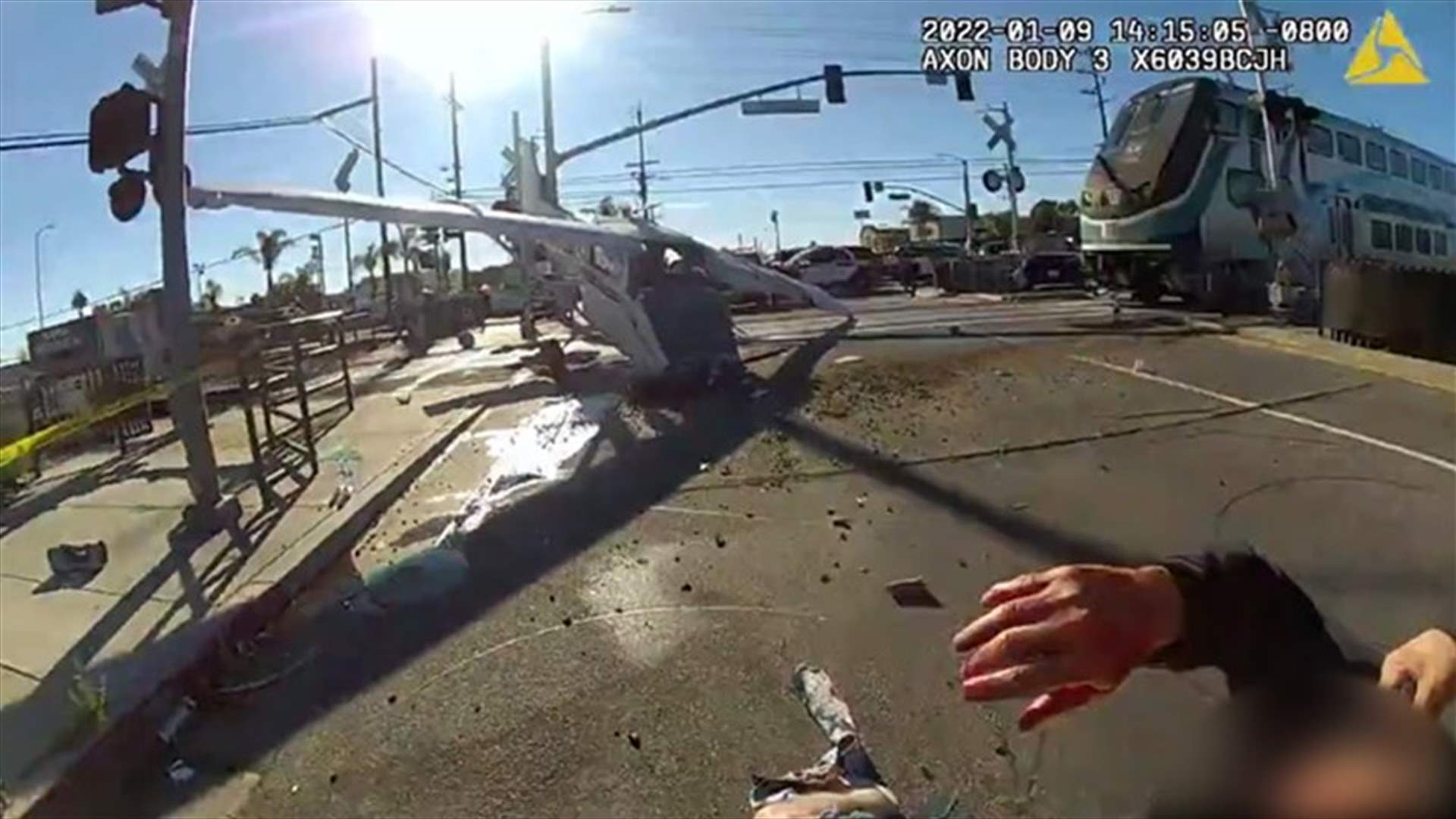 في مشهدٍ مرعبٍ... حادث تحطم طائرة اصطدمت بقطار وإصابة الطيار (فيديو)