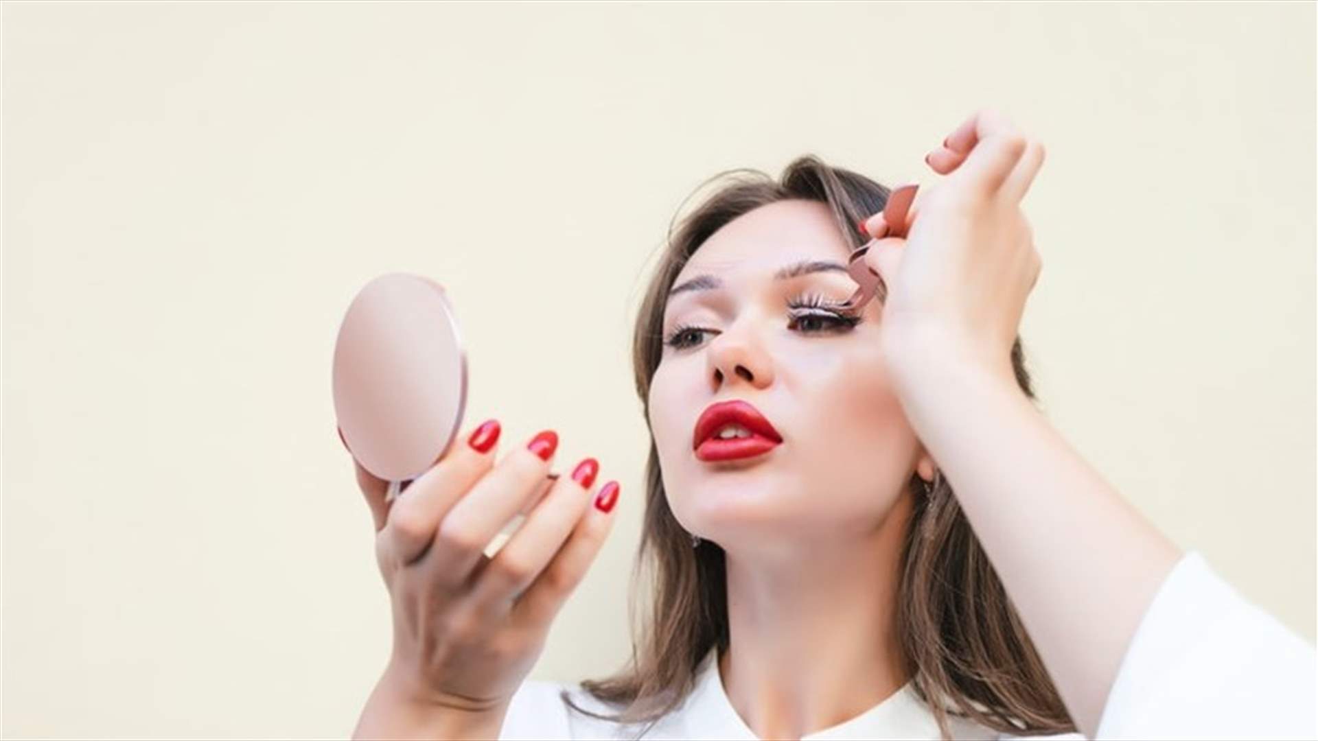 أسهل مما تعتقدن... خطوات بسيطة لتركيب الرموش الاصطناعية في المنزل