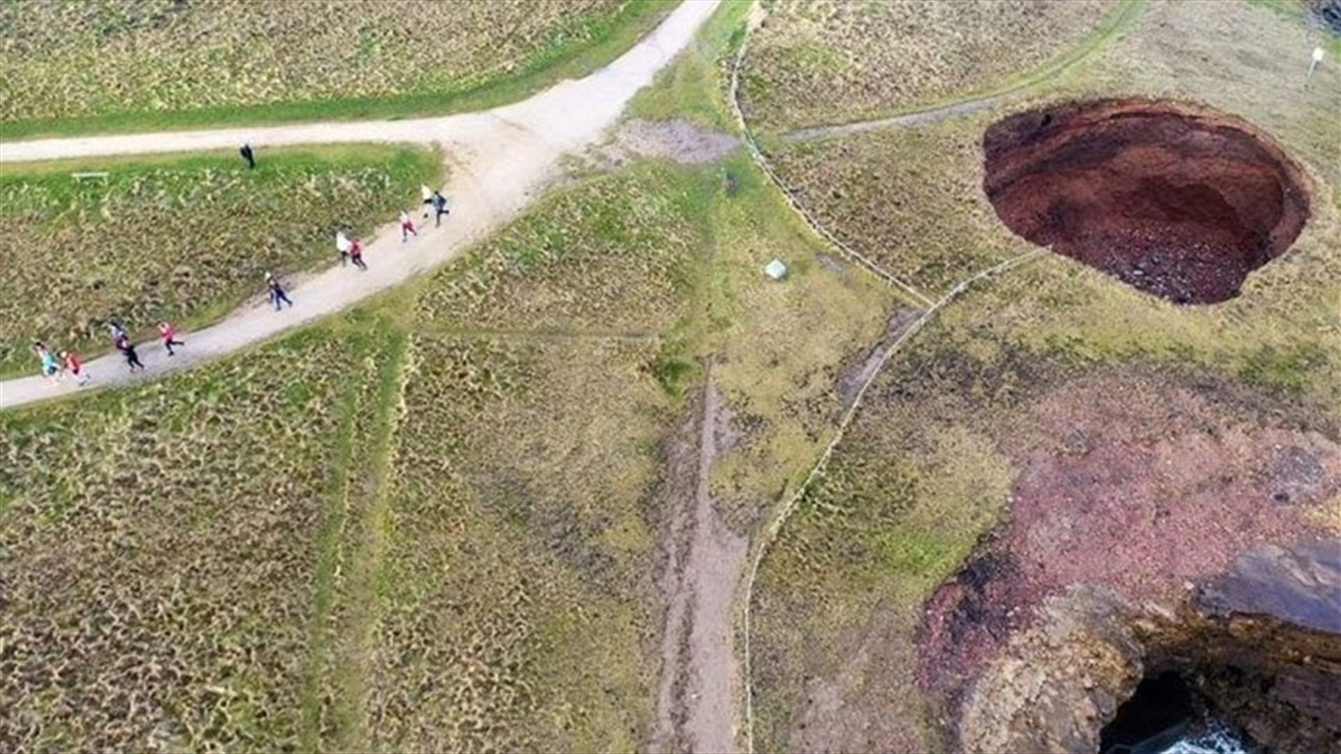 في واقعة غريبة ... حفرة صغيرة تتحول إلى بقعة ضخمة بداخلها "شاطئ غارق"  (فيديو)