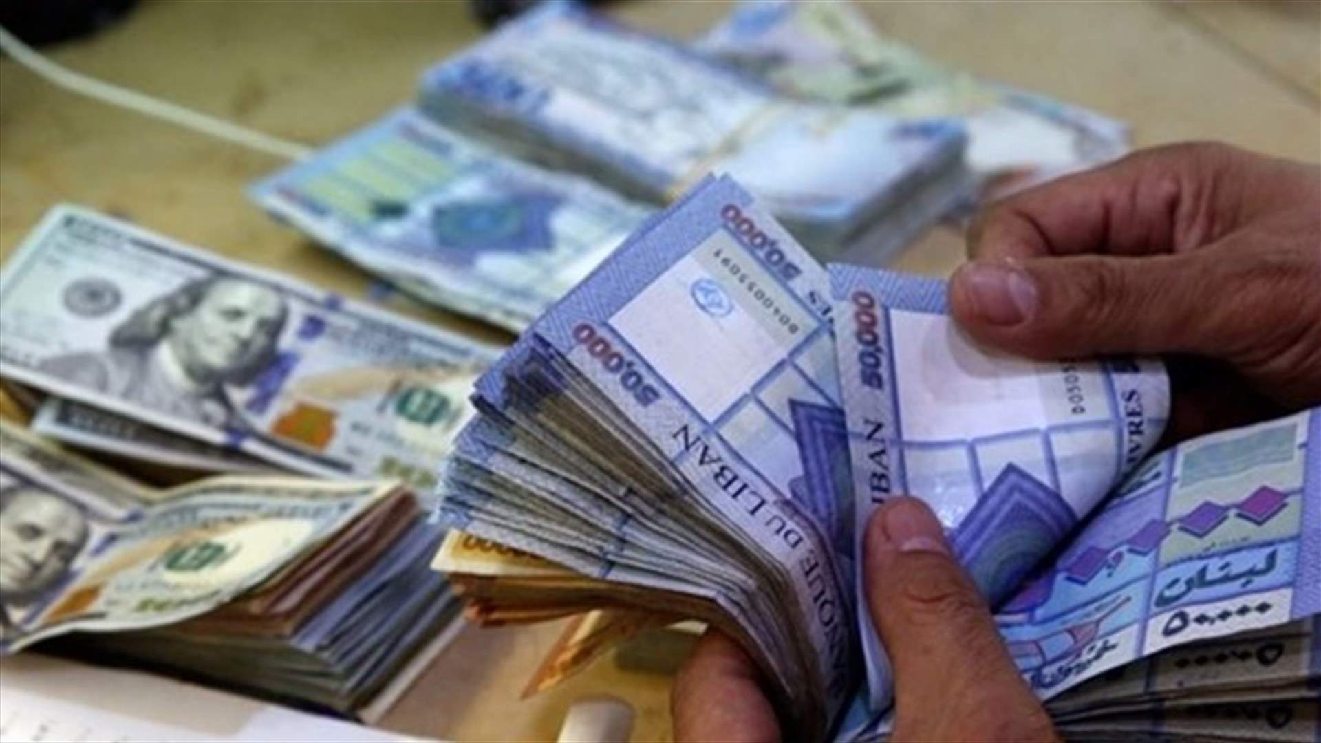 مصارف تشتري كميات كبيرة من الليرات الورقية مقابل ماذا؟