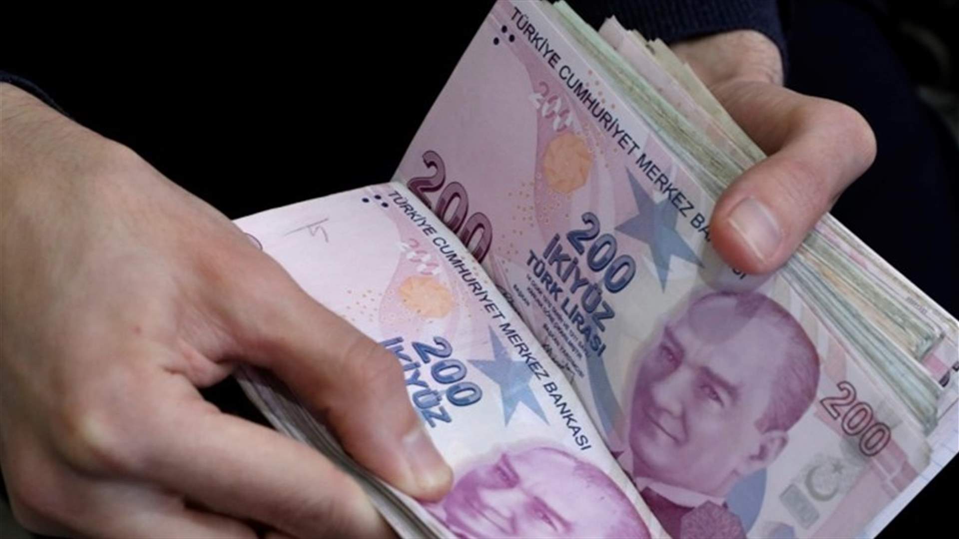 الليرة التركية تنخفض 2.5% متخلية عن معظم مكاسبها في الجلسة السابقة