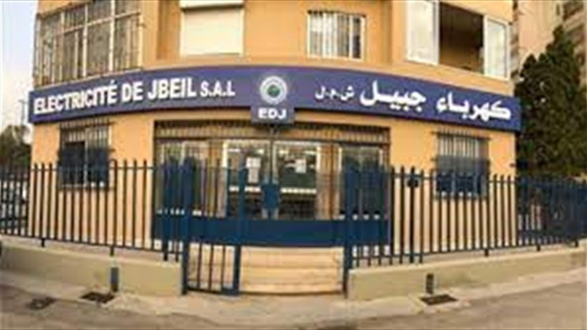 كهرباء جبيل تحذر من التعرض لشبكتها وتعليق خطوط وملصقات على أعمدتها