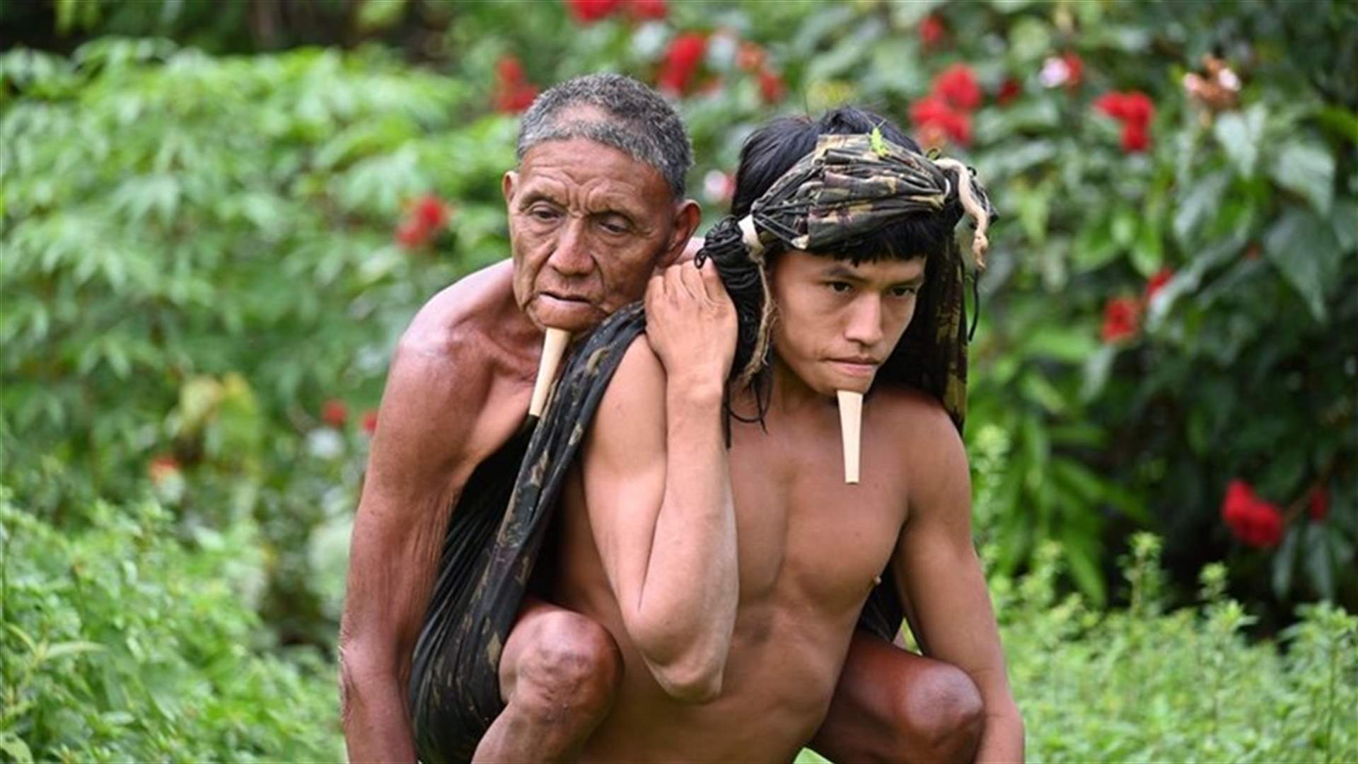 في الأمازون... حمل والده 5 ساعات للوصول إلى &quot;كوخ لقاح كورونا&quot;