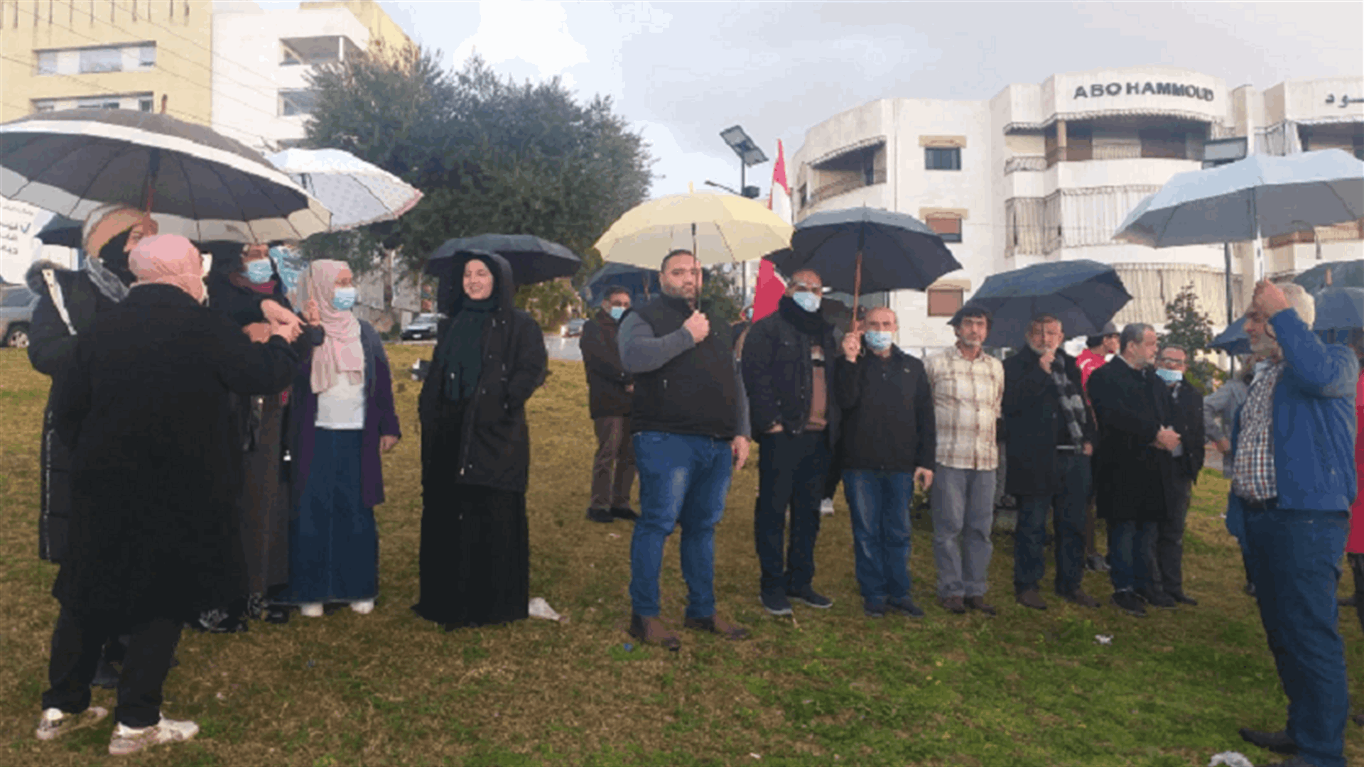 وقفة لأهالي منطقة الشرحبيل احتجاجا على انقطاع المياه