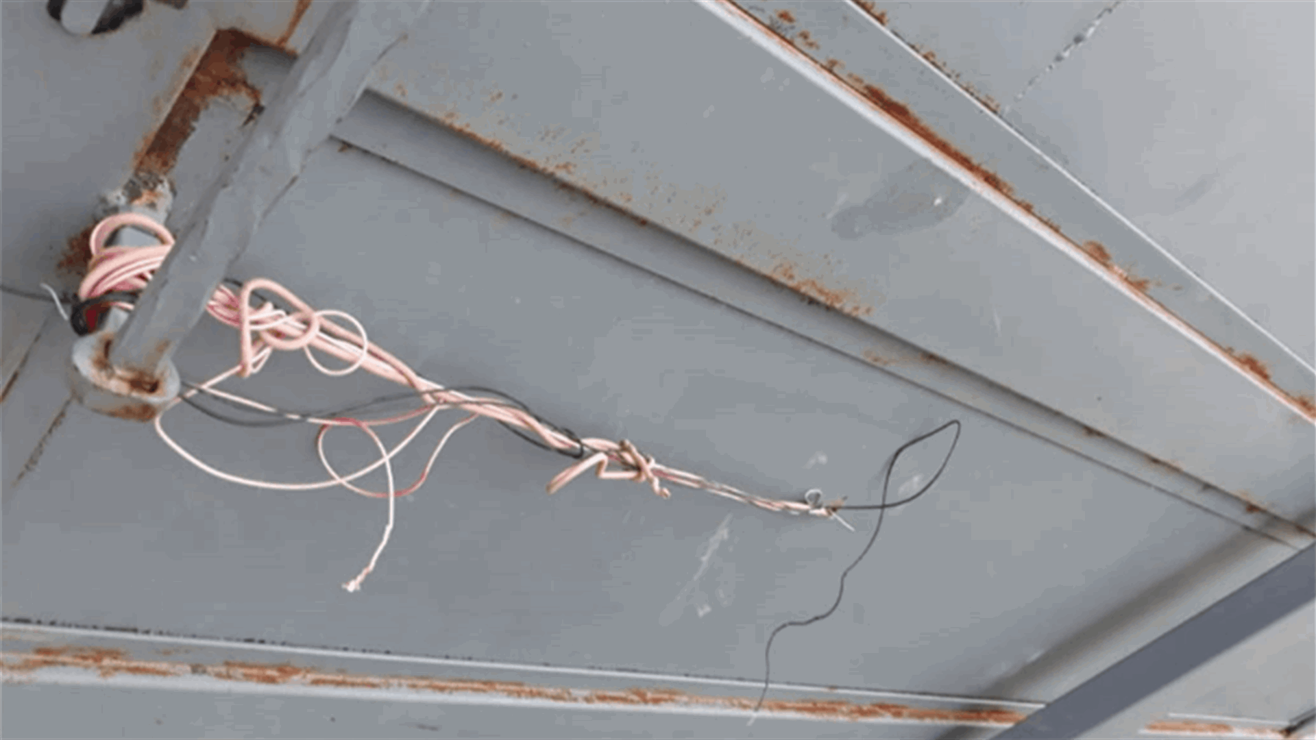الجيش: عمليات دهم في حي الشراونة - بعلبك وضبط حشيشة وأعتدة عسكرية