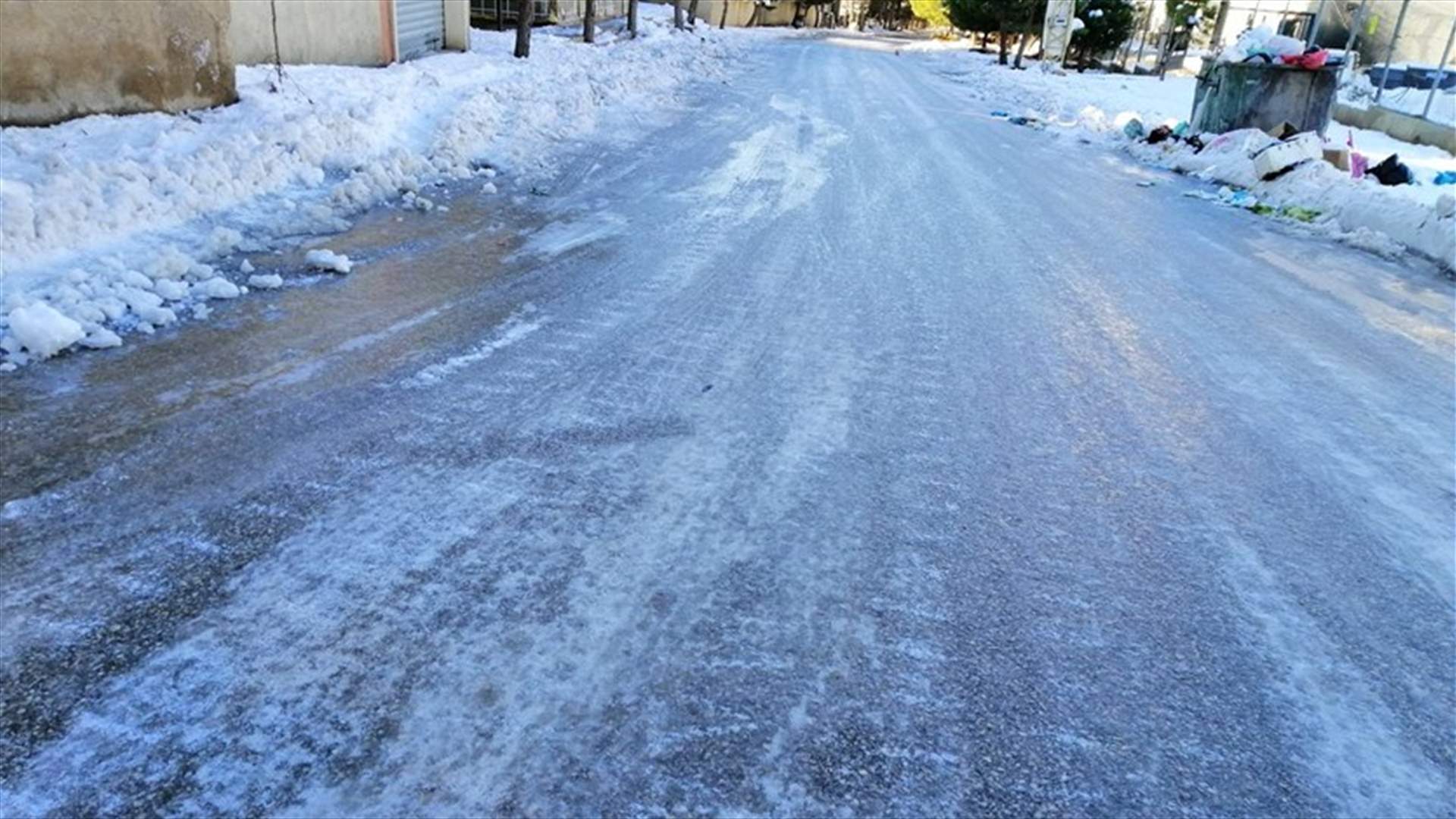 اليكم حال الطرقات بسبب تكوّن طبقة من الجليد..