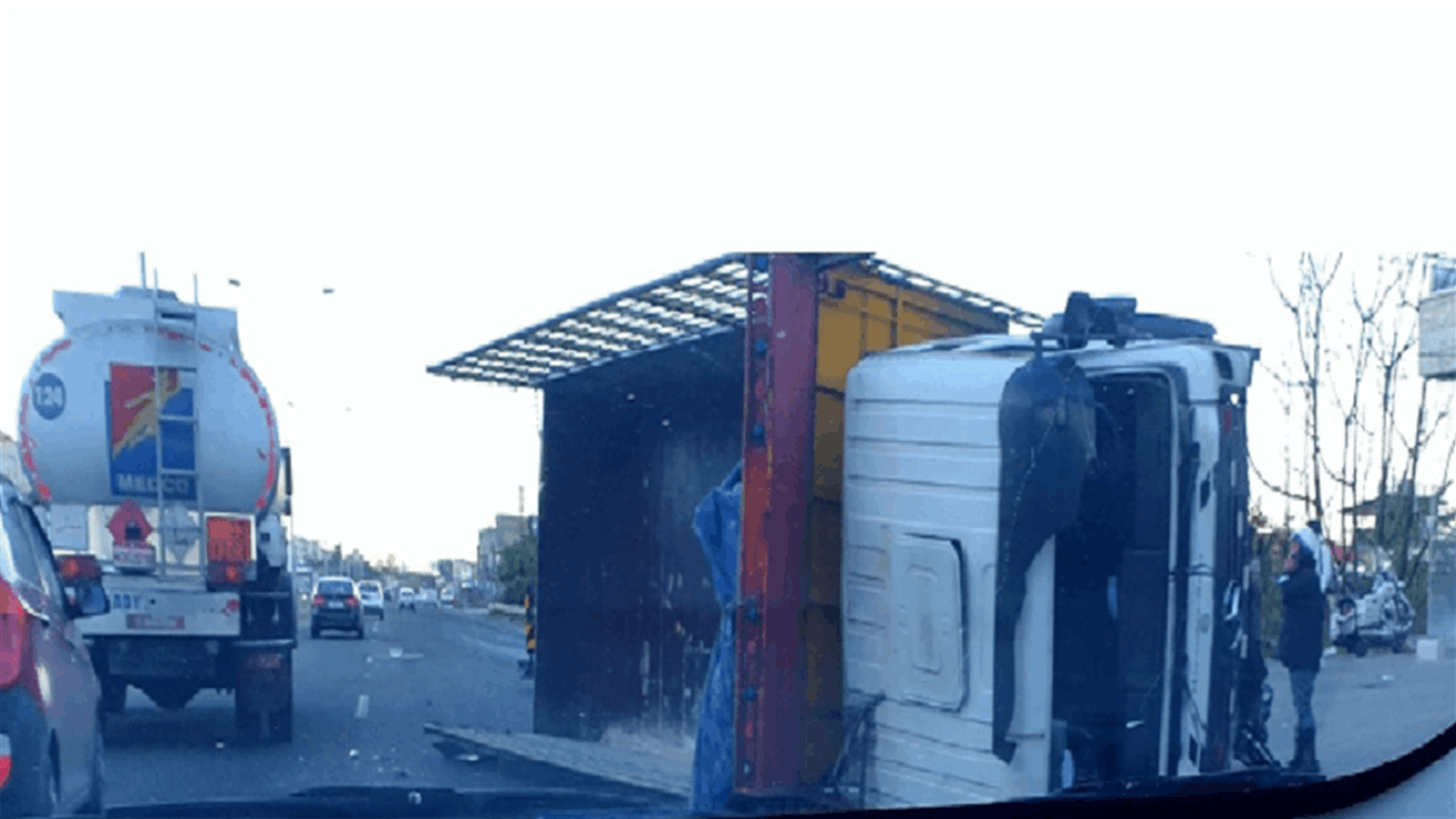 انقلاب شاحنة على جسر البوار... وزحمة سير خانقة