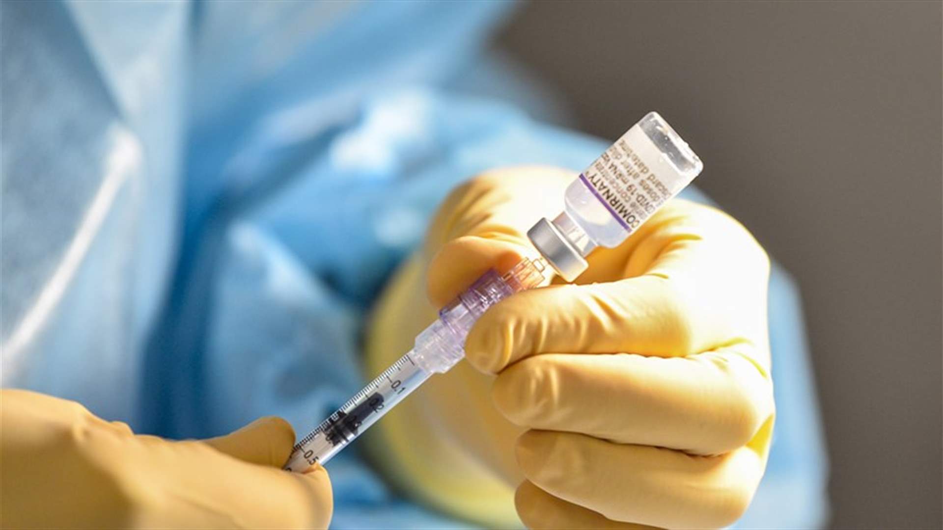 ممرضة إيطالية تتلاعب بلقاحات كورونا... وفيديو يكشف ماذا فعلت!