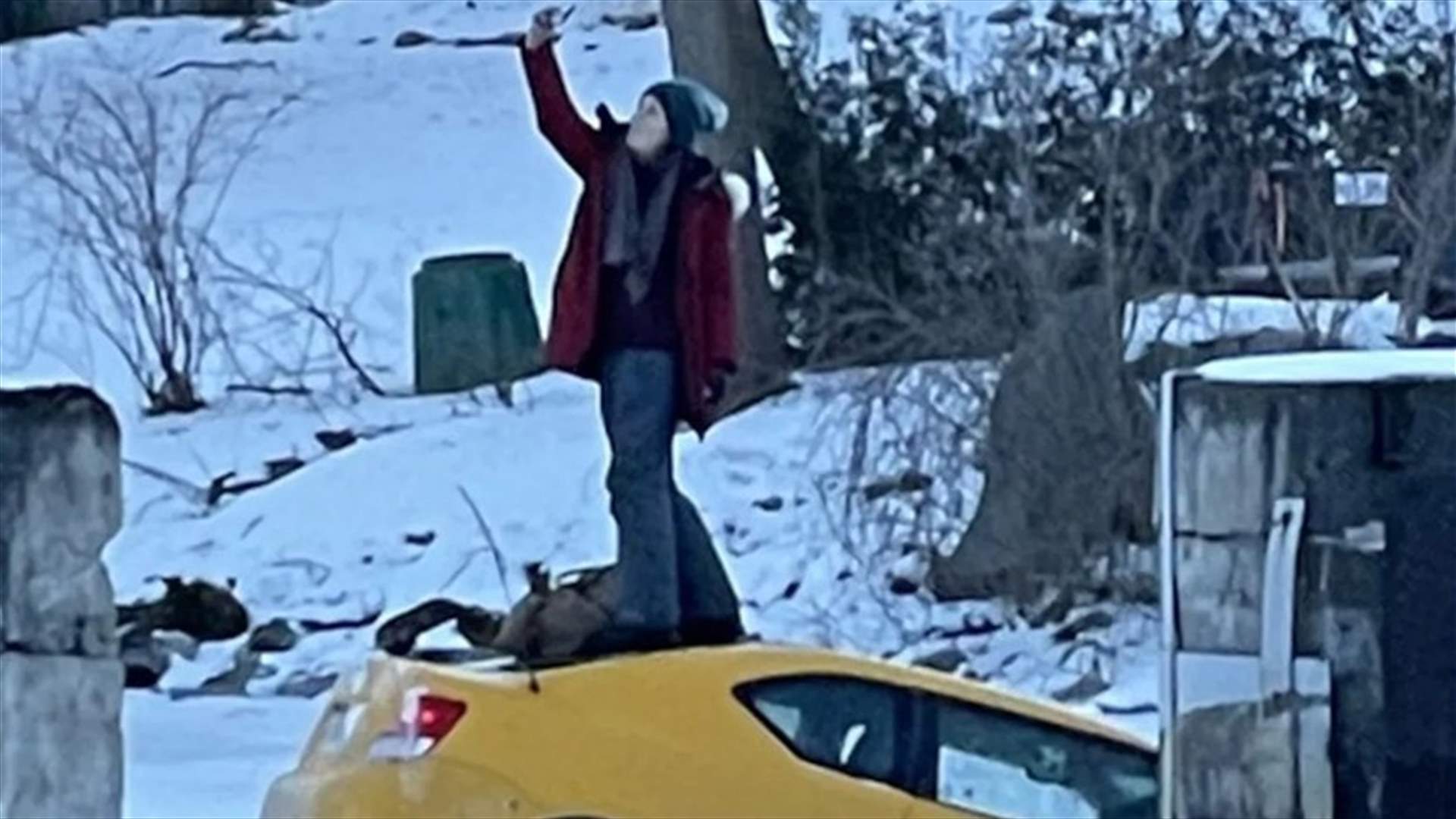 كندية تثير الجدل... وقفت فوق سيارتها والتقطت صور سيلفي أثناء غرقها (فيديو)