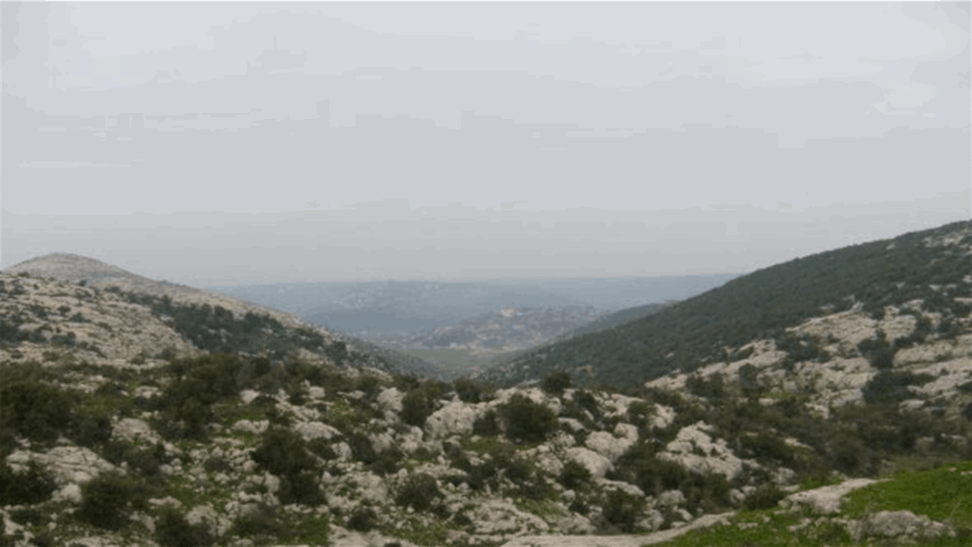 جريح بلغم أرضي عند الحدود اللبنانية السورية