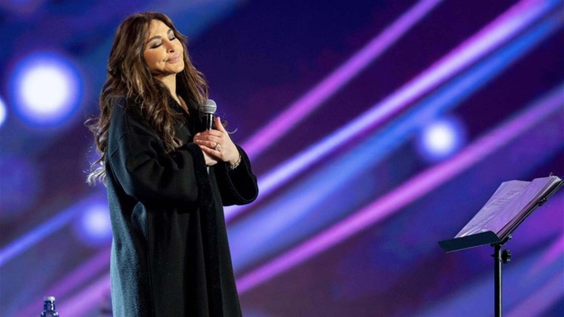 اليسا ترتدي الفروة السعوديّة فوق فستانها على المسرح في الرياض: "البرد قارس"