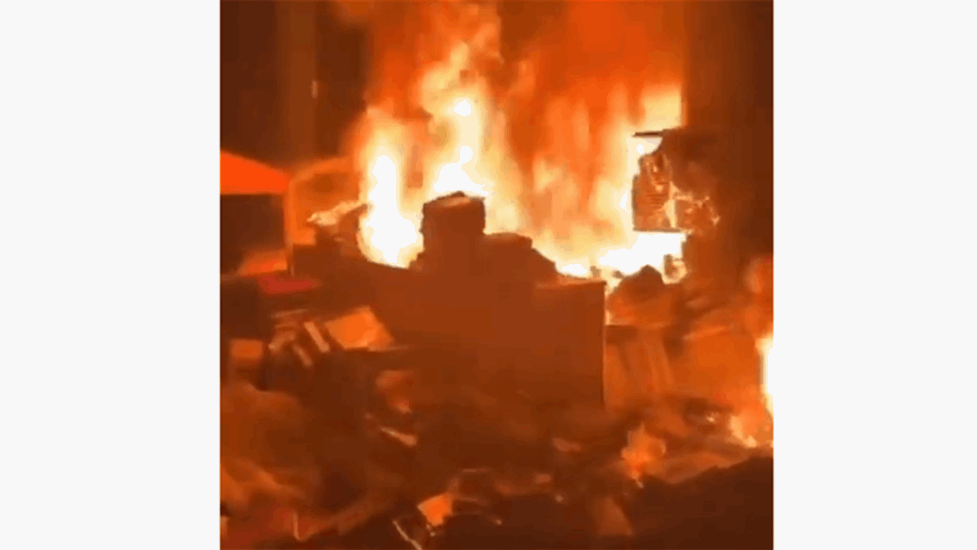 النيران تقضي على مكتبة محمد المغربي الذي ينام تحت جسر الفيات (فيديو)