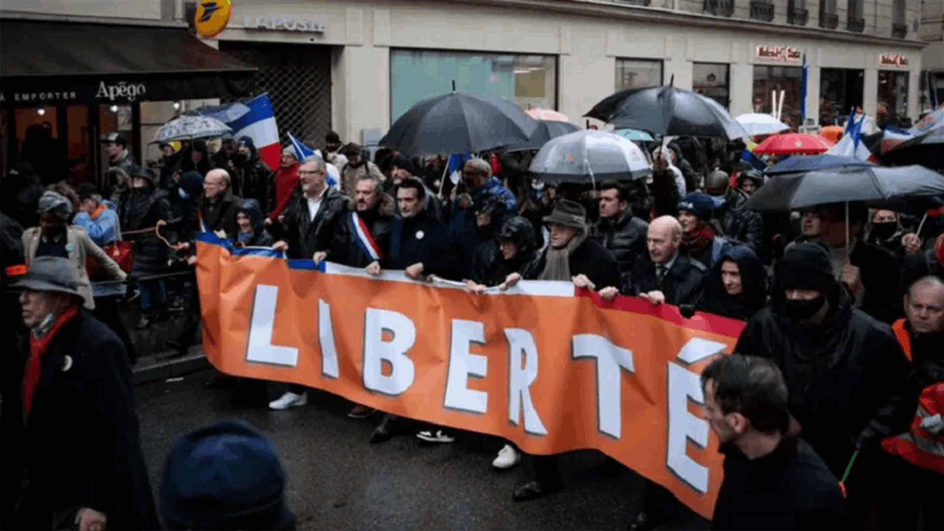 الآلاف يتظاهرون في أنحاء فرنسا ضد شهادة التلقيح