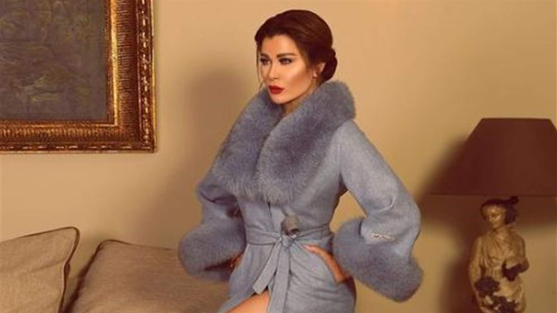 الثلوج تحاصر سيارة نادين الراسي في عيون السيمان... وتدخّل الرجال لمساعدتها