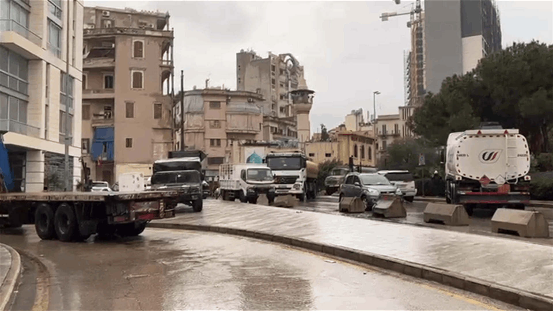 قطع كل الطرقات المؤدية الى مثلث زقاق البلاط - مدخل السراي الجنوبي بالشاحنات من قبل بعض السائقين