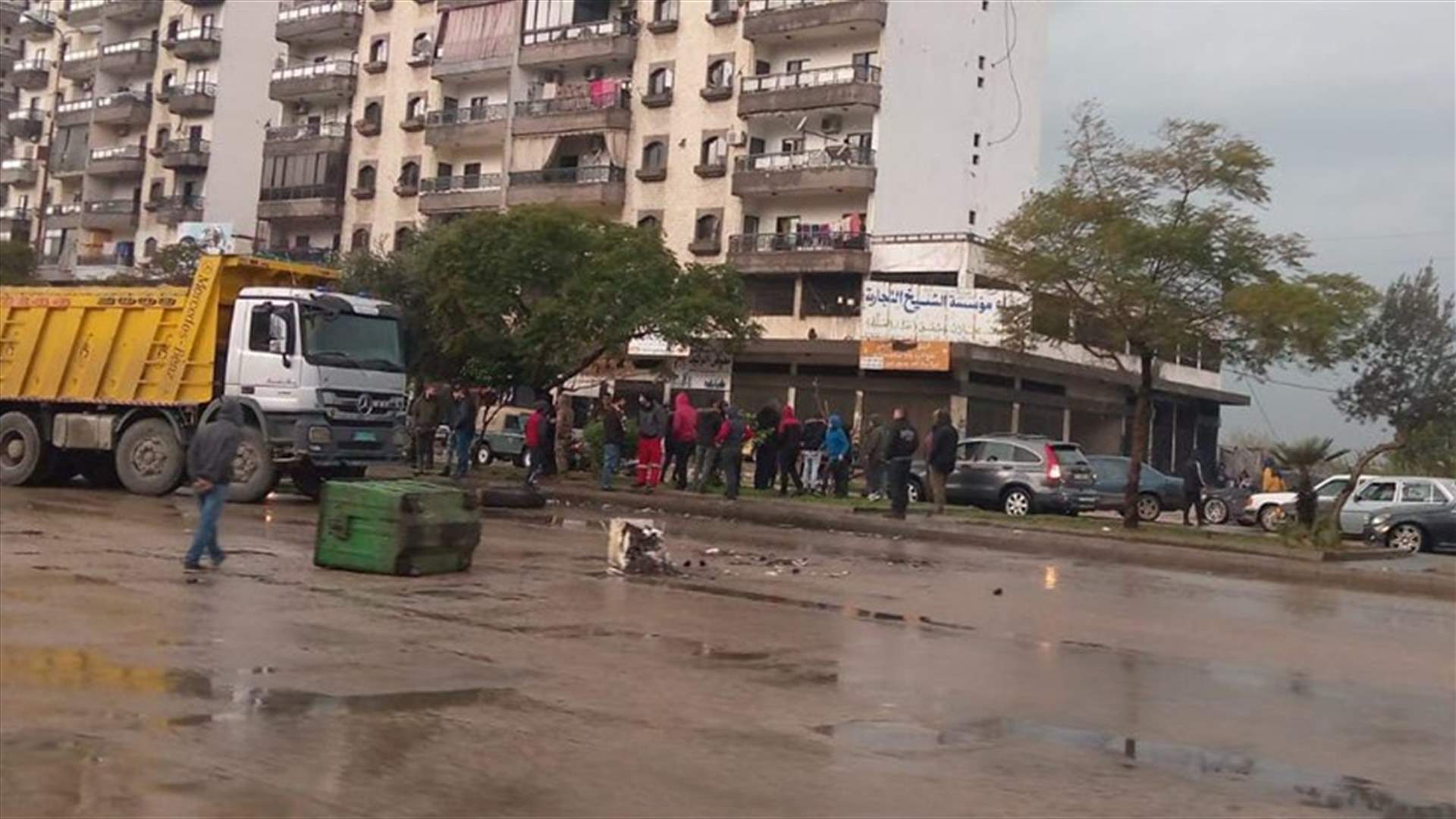 قطع عدد من الشبان اوتوستراد التبانة احتجاجا على انقطاع التيار الكهربائي والمياه في المنطقة