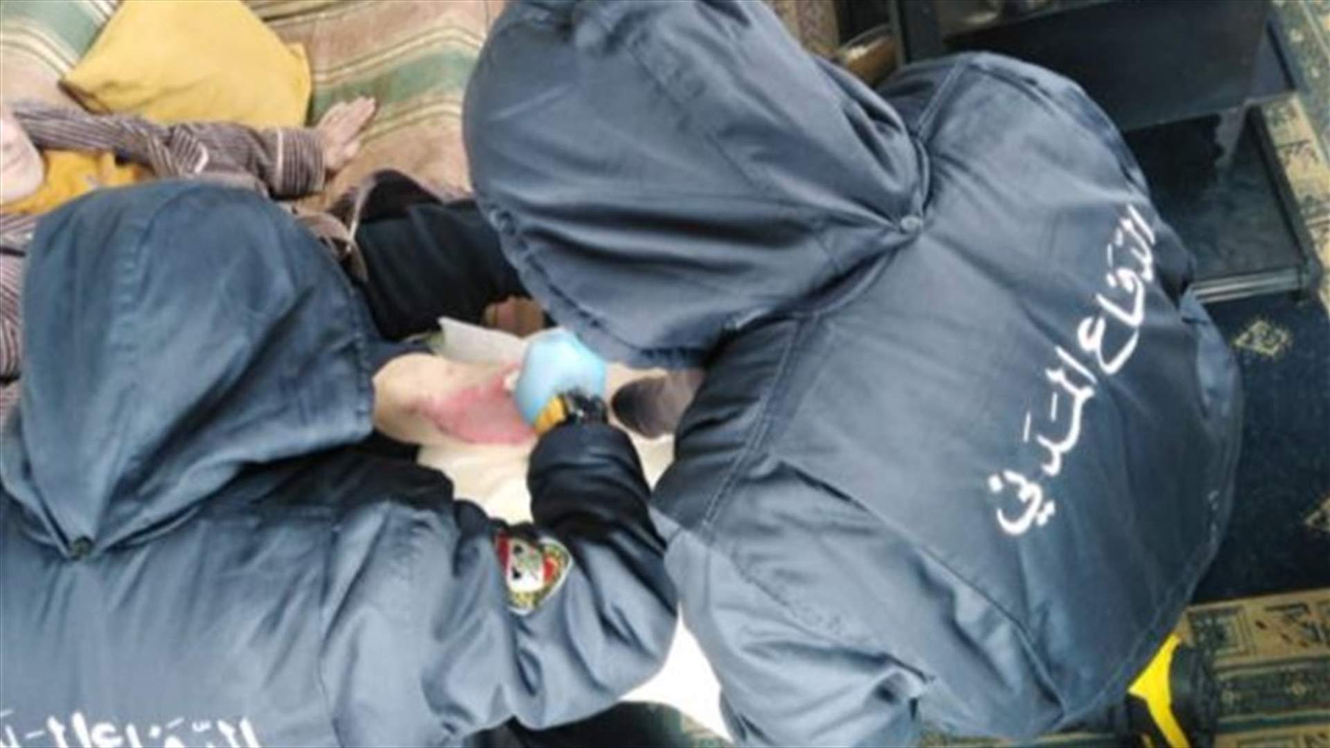 إسعاف مواطن داخل منزله في دوما بعد أن تعذر عليه الوصول إلى المستشفى بسبب كثافة الثلوج