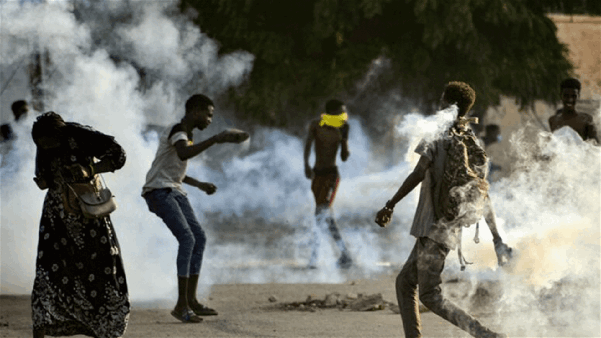اطلاق الغاز المسيل للدموع على آلاف المتظاهرين في الخرطوم