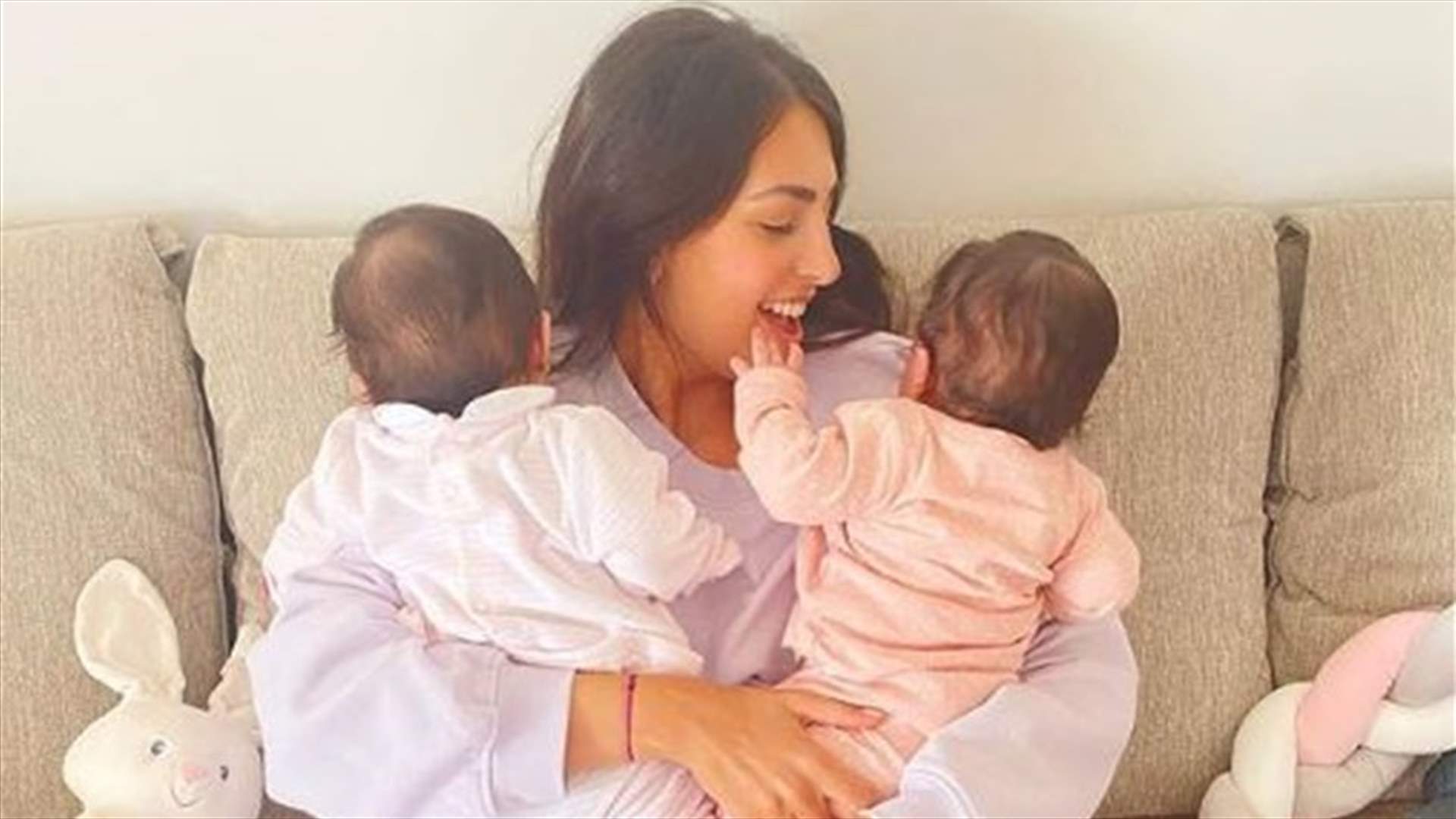 فاليري ابو شقرا تحتفل بعمادة توأميها بملابس بيضاء وصور عائلية