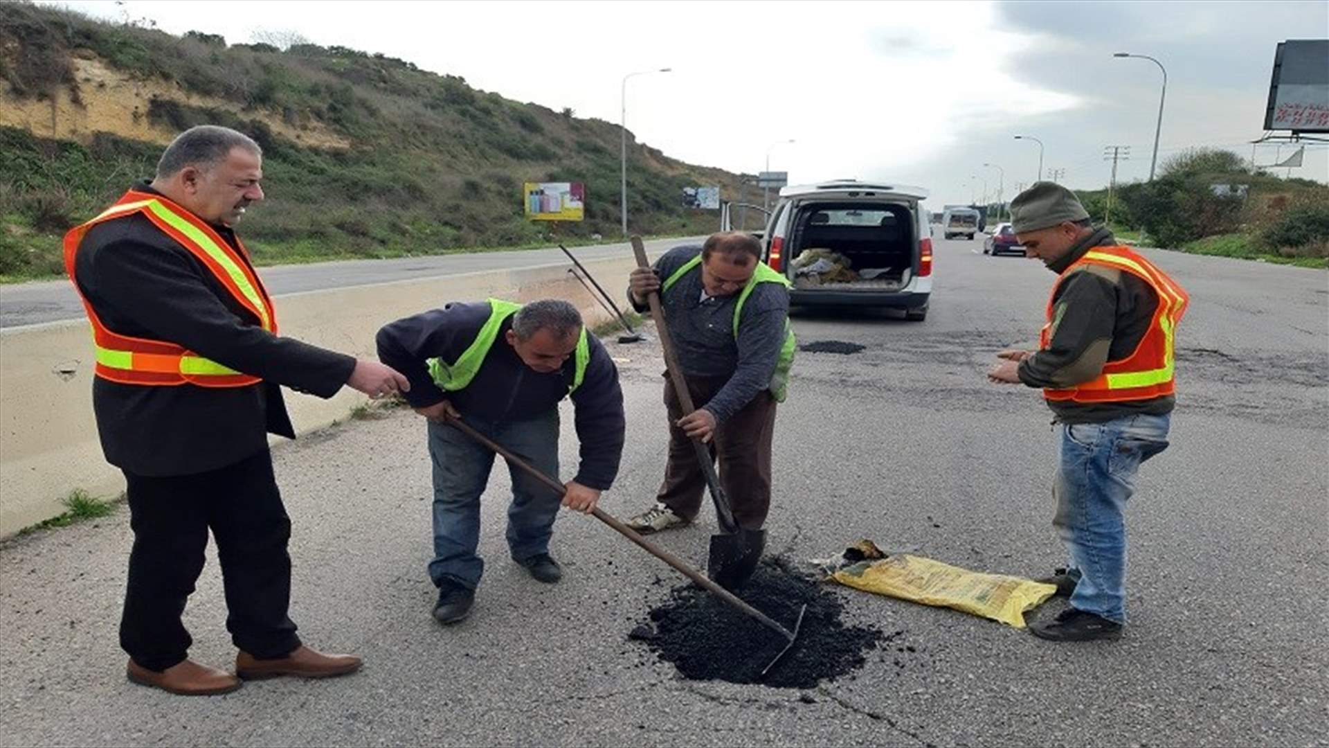مكتب وزير الأشغال: الفرق الفنية عالجت الحفر الناجمة عن حرق الإطارات عند جسر الزهراني