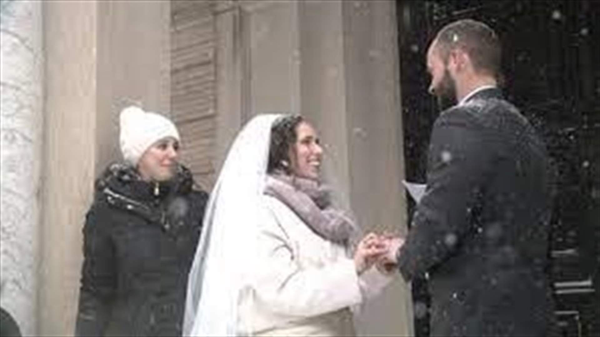 الحب يتخطّى الصعوبات... حفل زفاف في الهواء الطلق خلال عاصفة ثلجية (فيديو)
