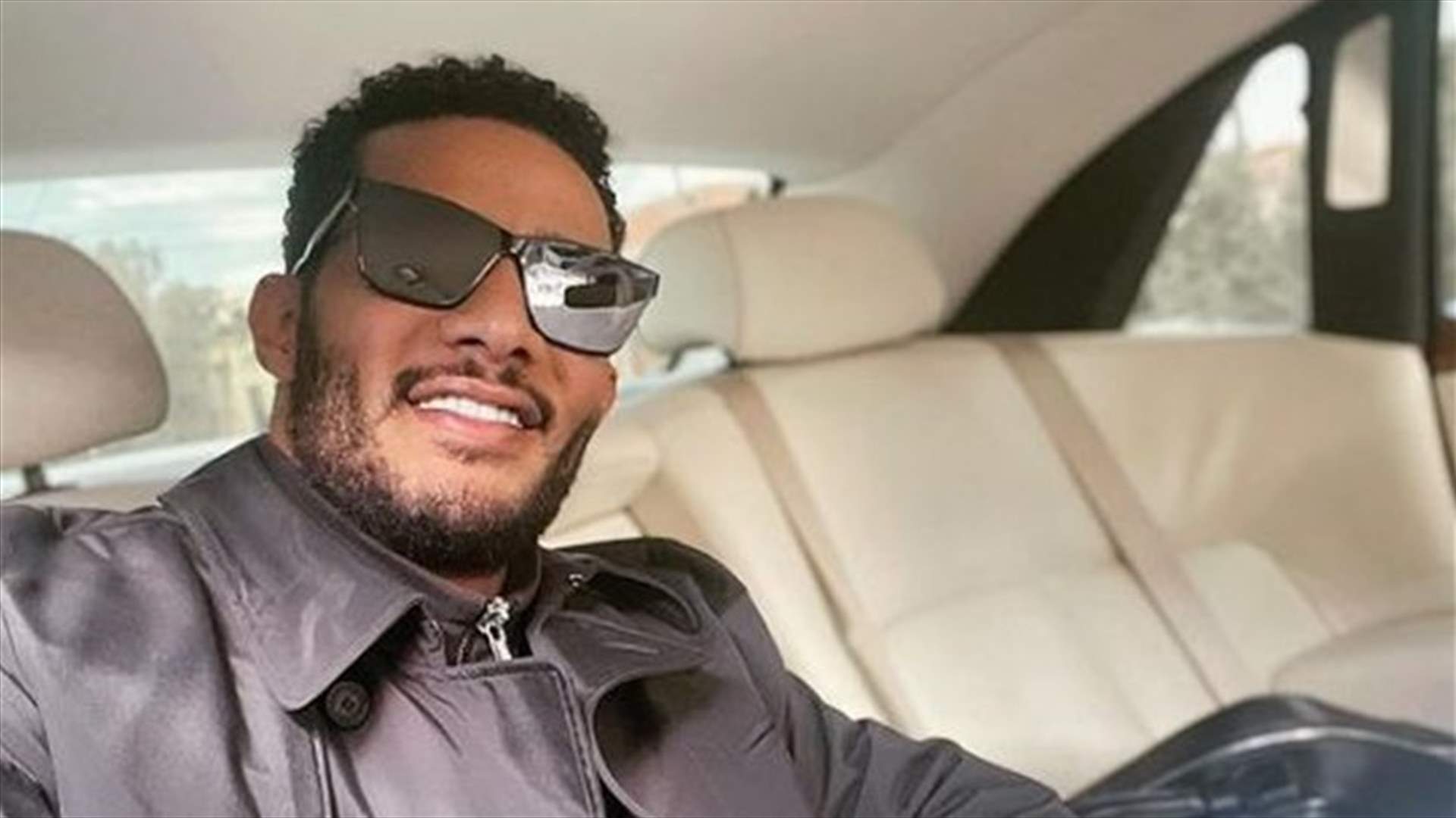 محمد رمضان يغزو الإنترنت بصورته... يدخّن سيجارة ضخمة!
