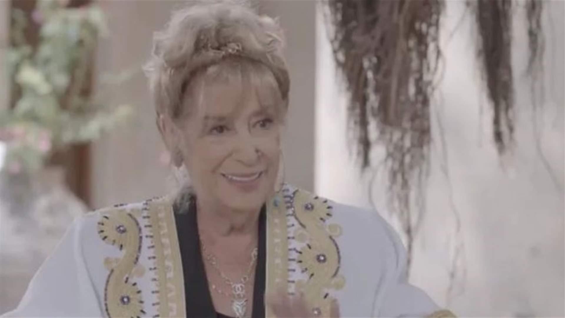 منى واصف تحضّر طبق السبانخ بالزيت على الهواء... فهل هي نباتيّة؟