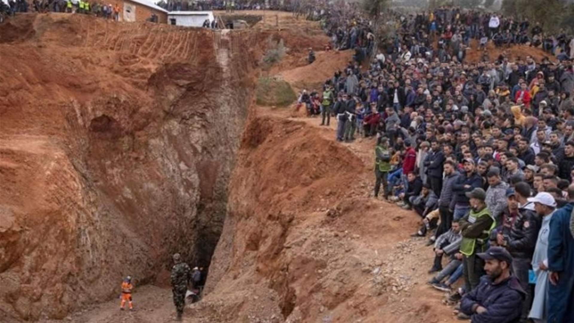 المسعفون يدخلون النفق لمحاولة إخراج الطفل ريان في المغرب
