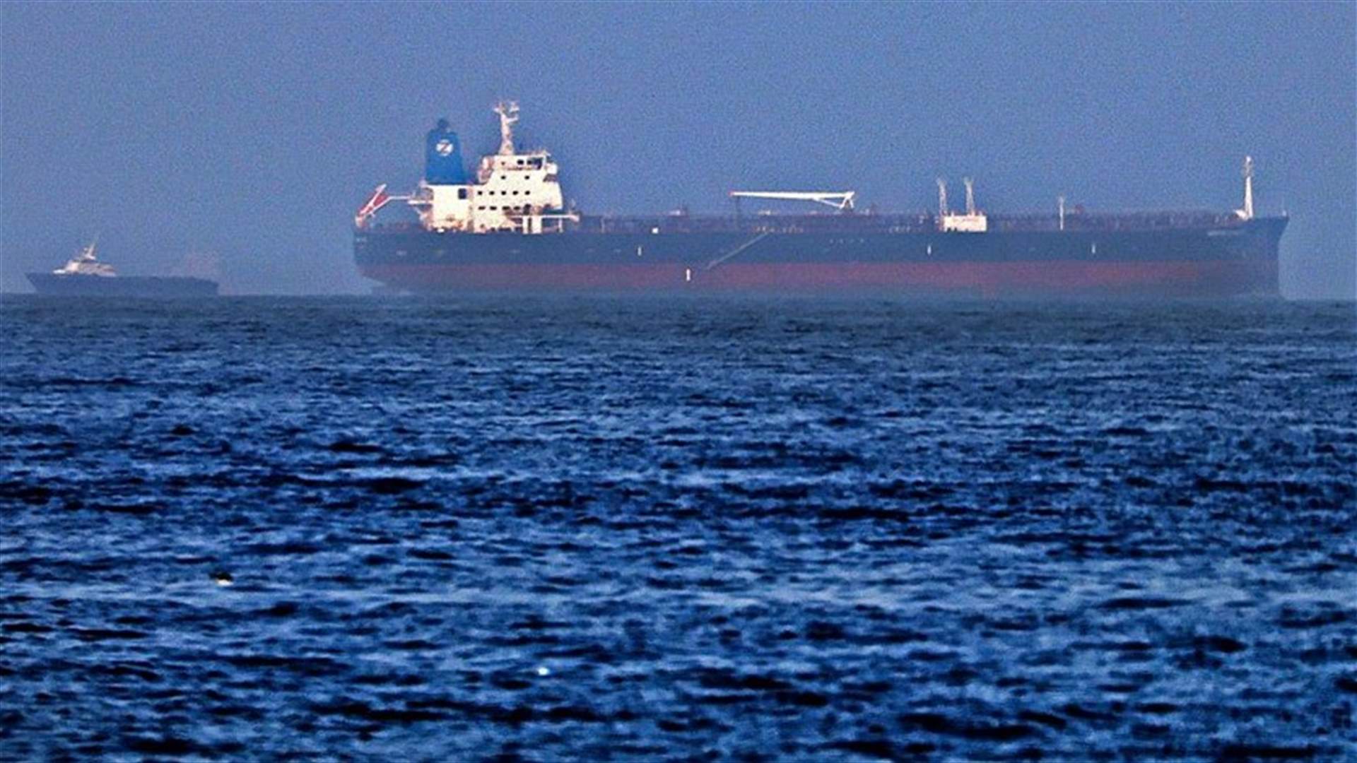 بعد الحادث الذي تعرضت له باخرة المازوت قبالة عمشيت.. توضيح من وزارة الأشغال