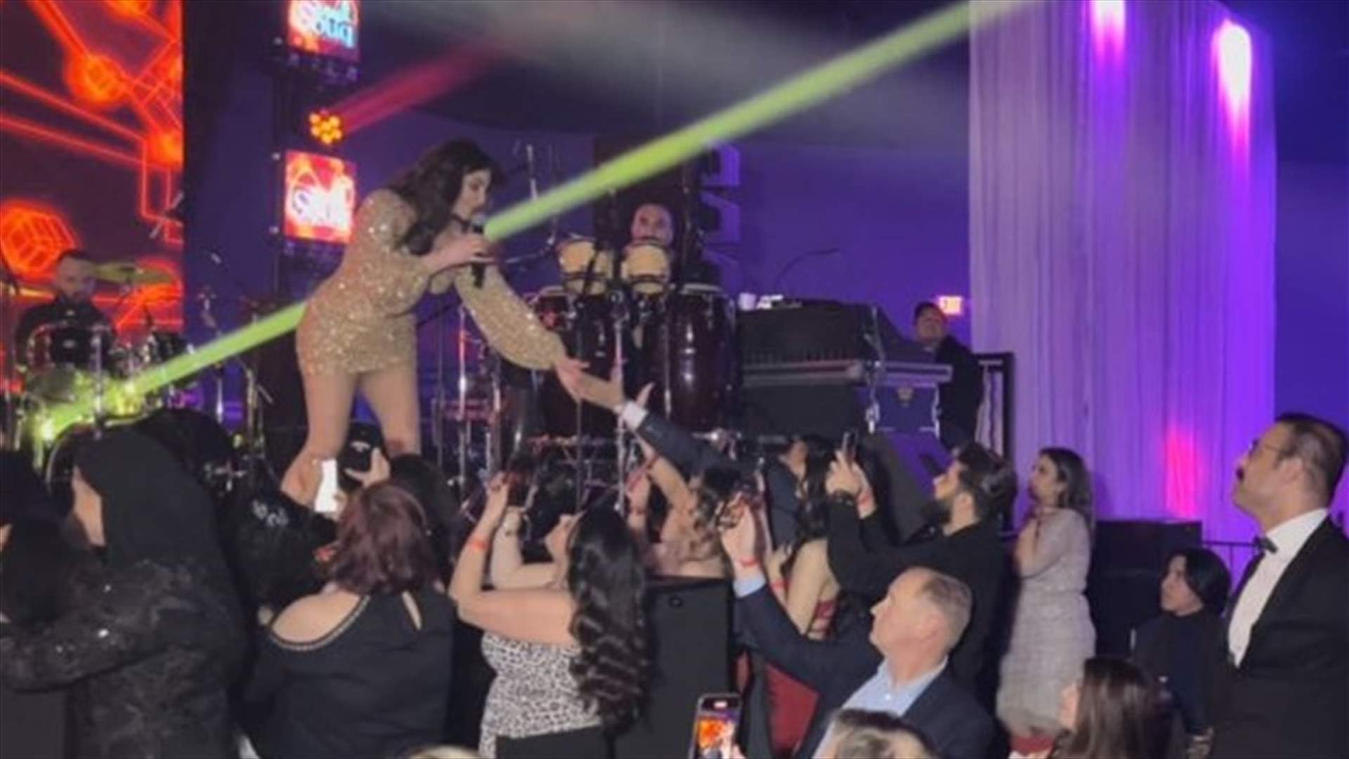 إليسا تغنّي حافية القدمين في جولتها الأميركيّة... وإسمها يتصدّر الترند في لبنان