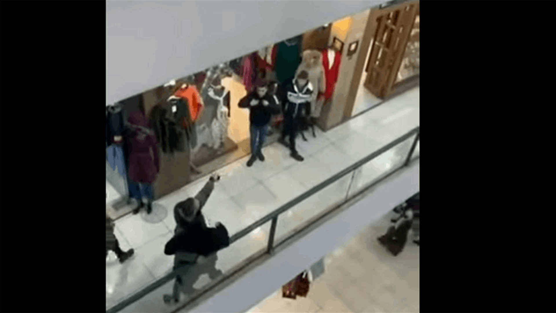 فيديو لاشكال وإطلاق نار في إحدى المجمعات التجارية... وقوى الأمن توضح