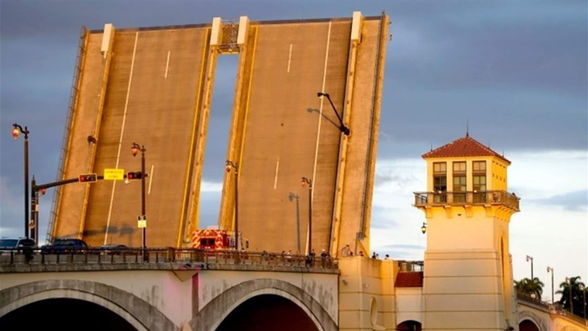 في فلوريدا ... ارتفاع مفاجئ لجسر يتسبّب في وفاة راكبة دراجة بشكلٍ مأساوي!