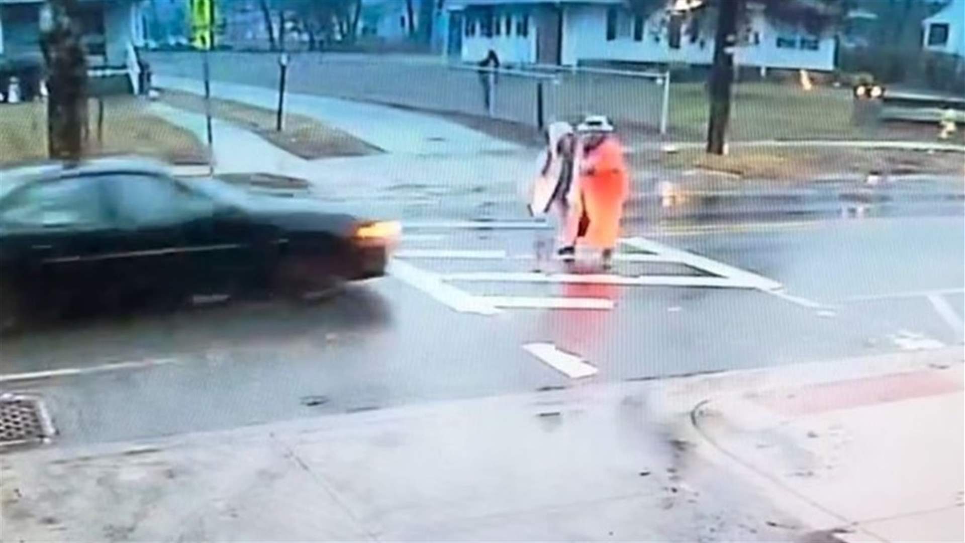 شرطية تتعرّض لحادث صدمٍ مريع... أنقذت طالبة من الموت! (فيديو)