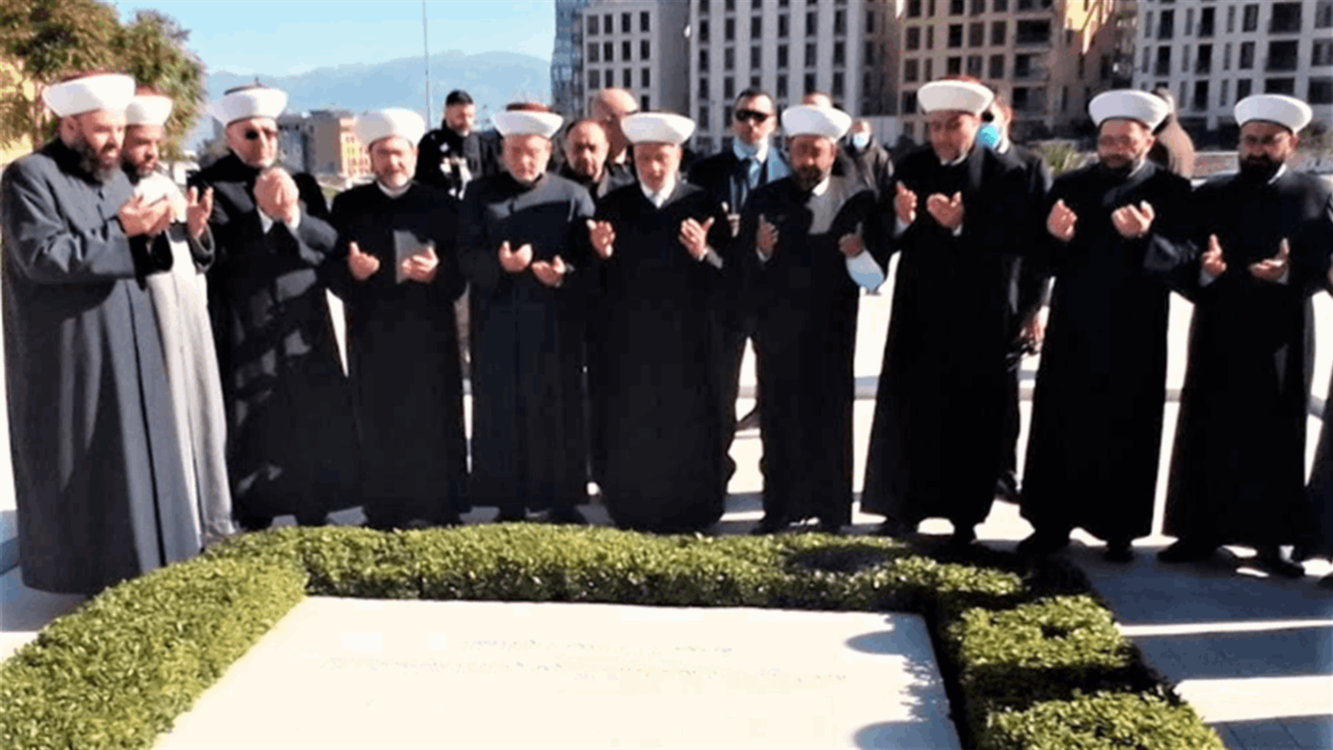 دريان من أمام ضريح الحريري: إكرام الشهيد يكون بالمحافظة على تراثه الأخلاقي والإنمائي والوطني