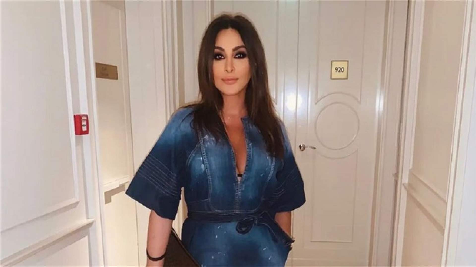 هدية مؤثرة للفنانة اليسا على المسرح.. لهذا السبب احتضنت المعجب (فيديو)